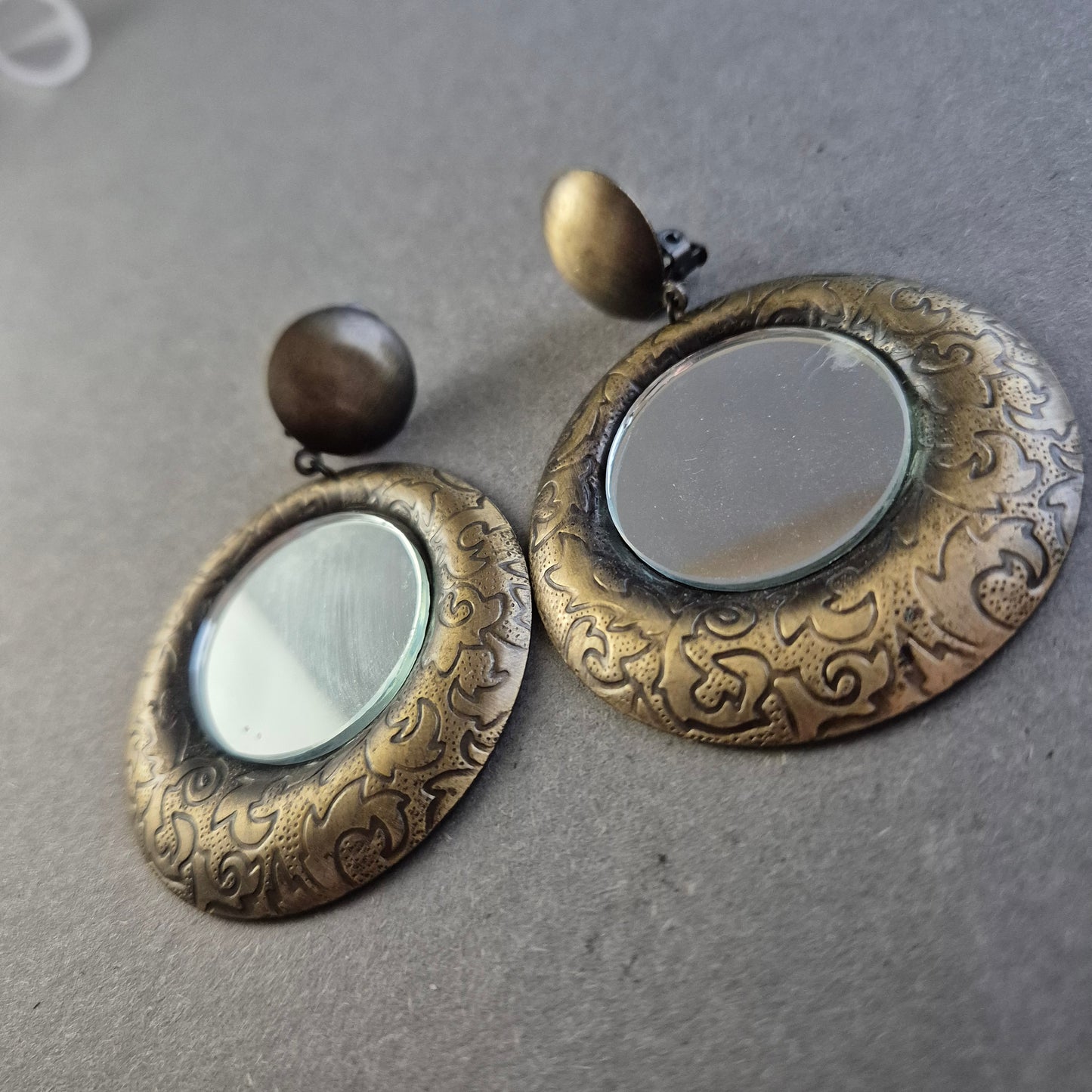 Vintage Statement-Ohrringe mit Spiegel und Gravur – Clipverschluss