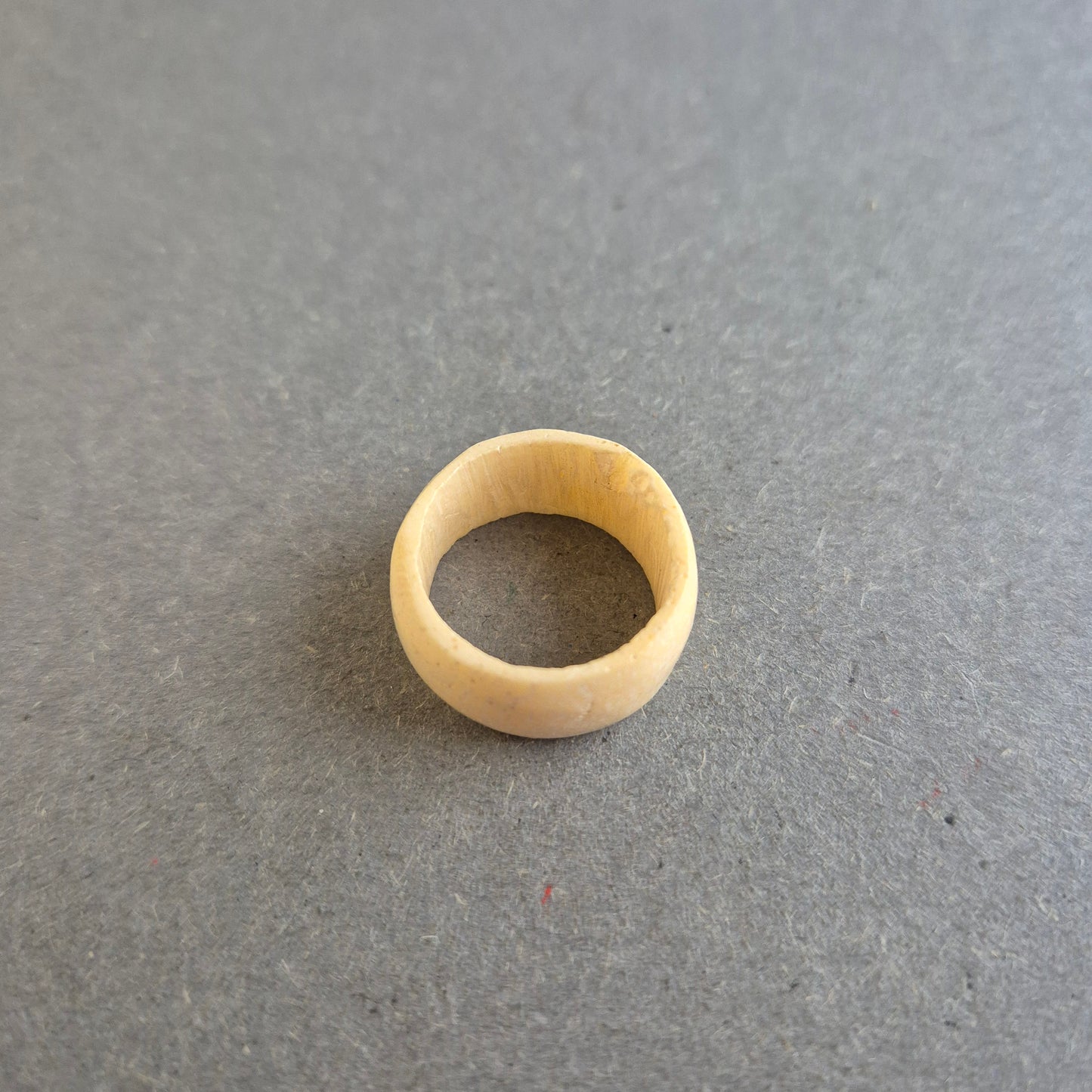 Naturbelassener Ring aus Knochen – Handgefertigter Tribal-Stil