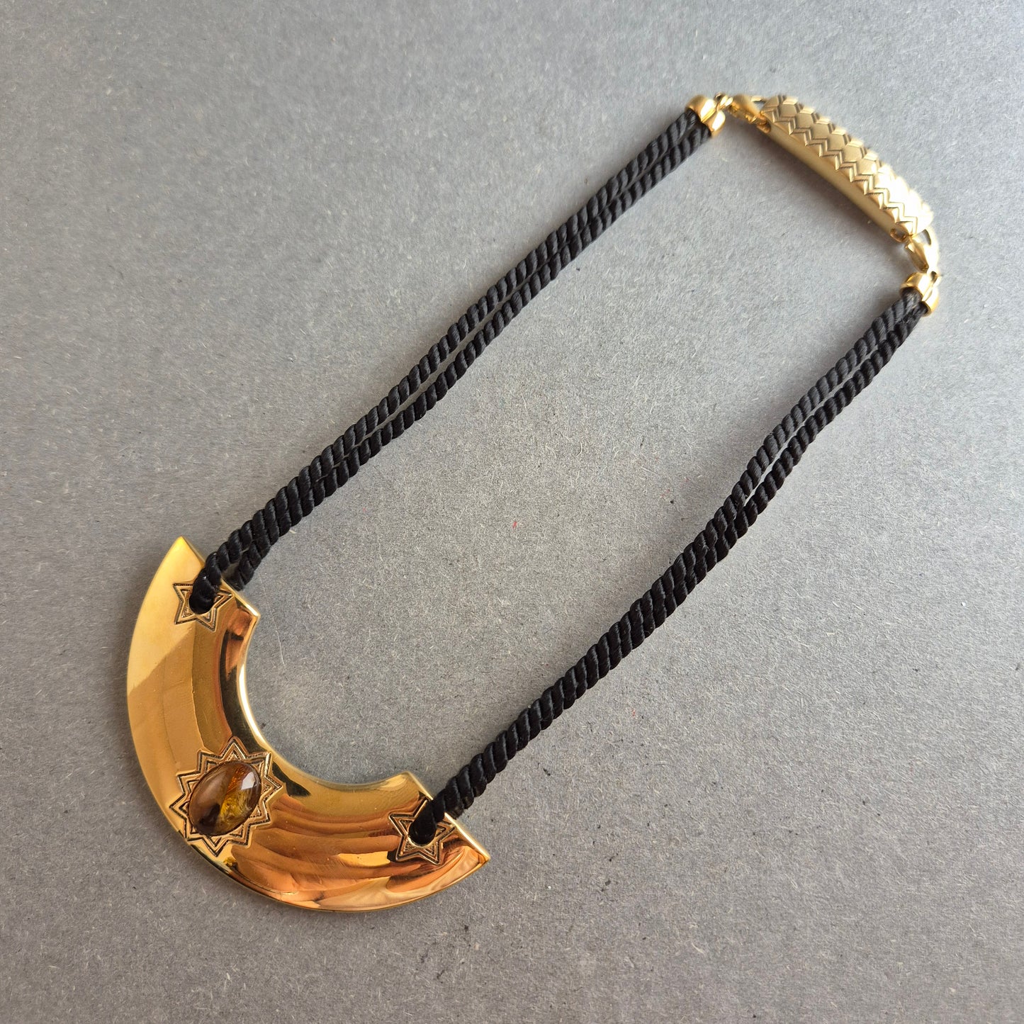 Ethno-inspirierte Statement-Kette mit goldfarbenem Anhänger