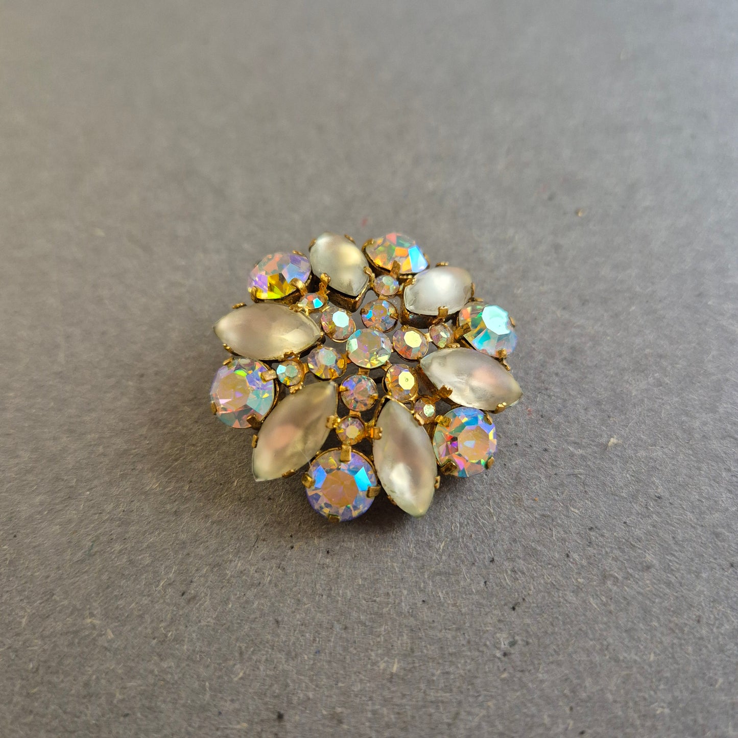 Vintage Strassbrosche im Blumenstil – Opalglas & Aurora Borealis