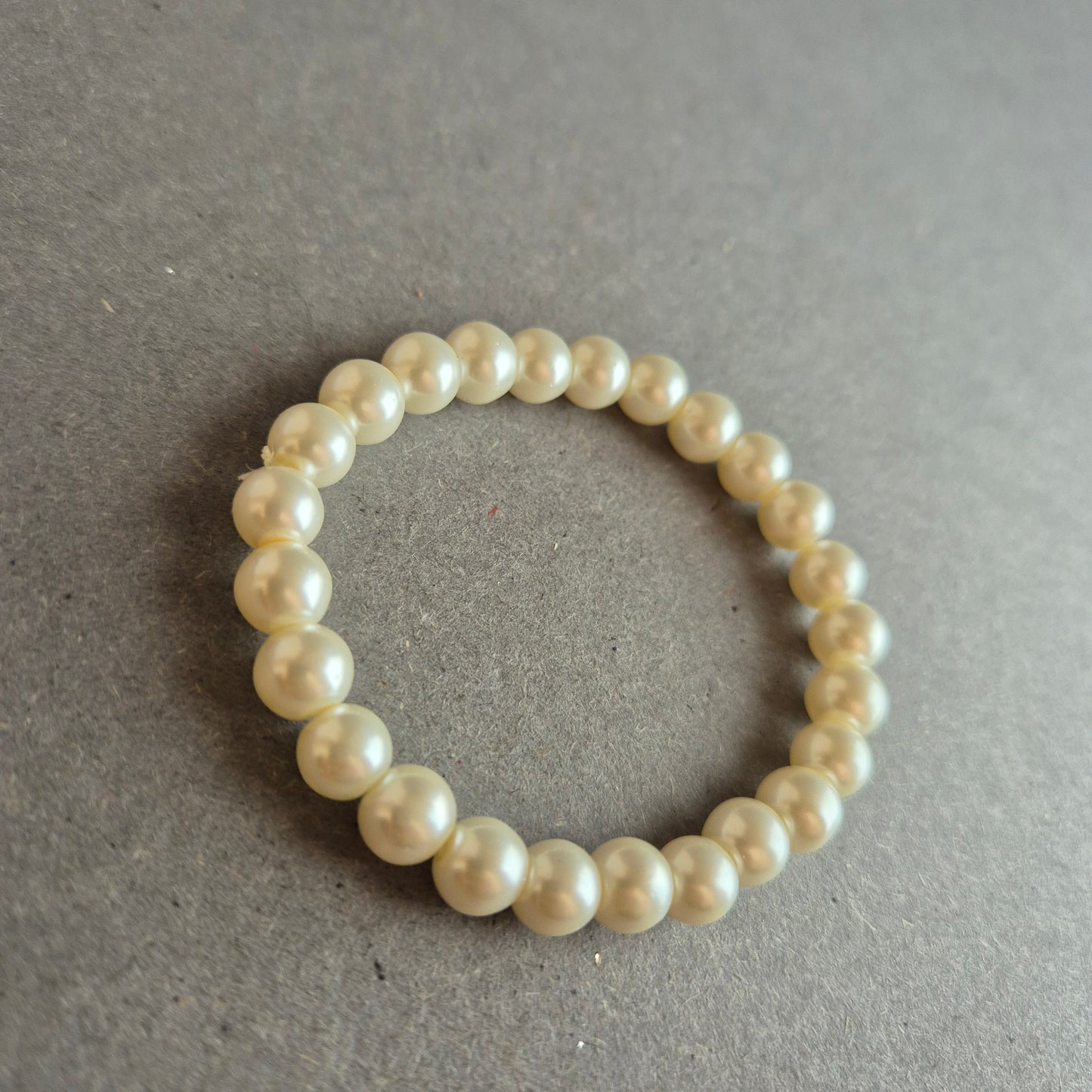 Elastisches Vintage-Perlenarmband – Klassisch und zeitlos in Cremeweiß