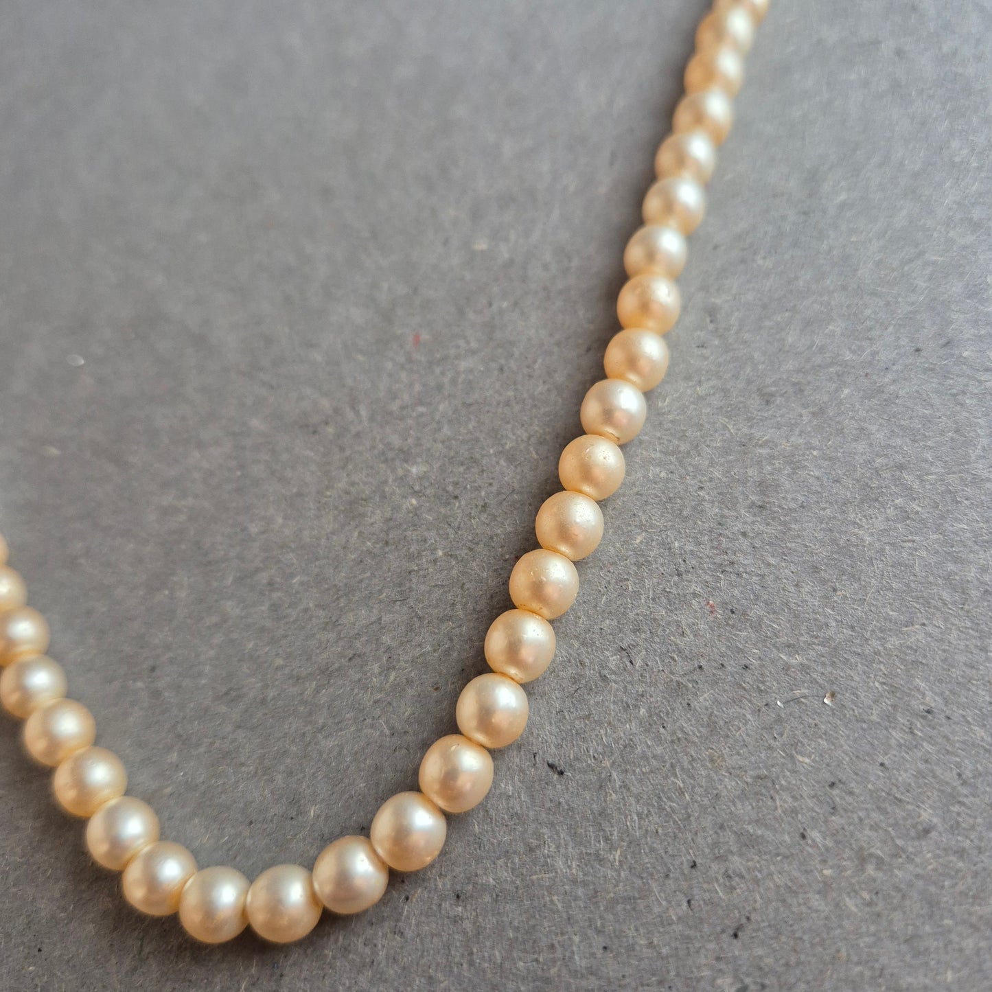 Lange Vintage-Perlenkette – Zarte Eleganz mit feinem Schimmer