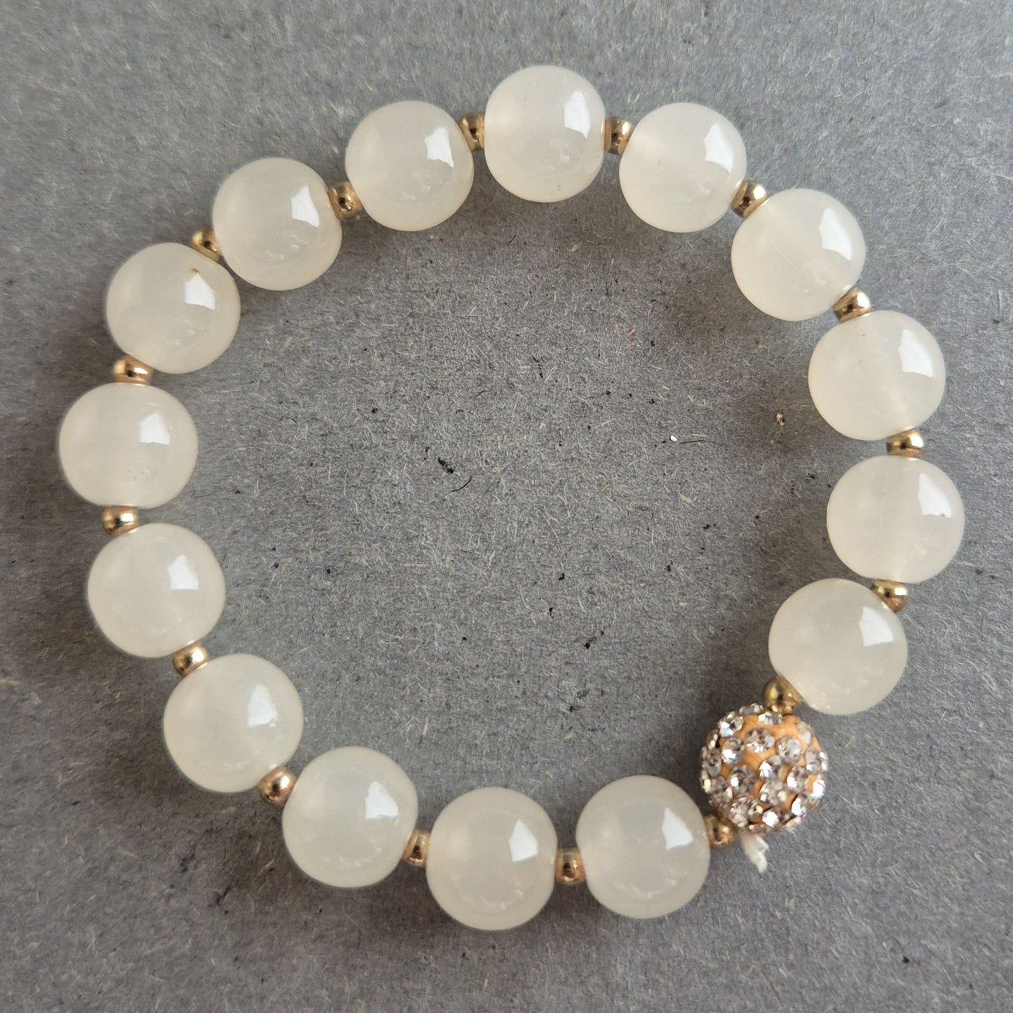 Elastisches Armband mit Glasperlen & Strass – Stilvoll in Weiß & Gold
