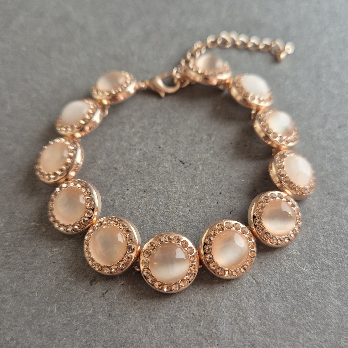 Roségoldfarbenes Strassarmband – Mit schimmernden Cabochon-Steinen
