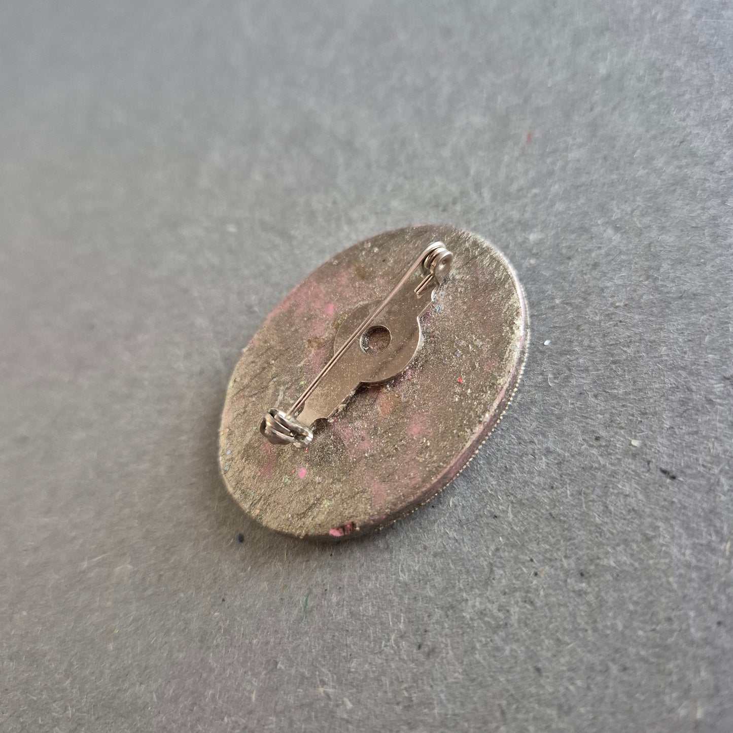 Ovale Glitzer-Brosche – Mit rosa Schmetterling