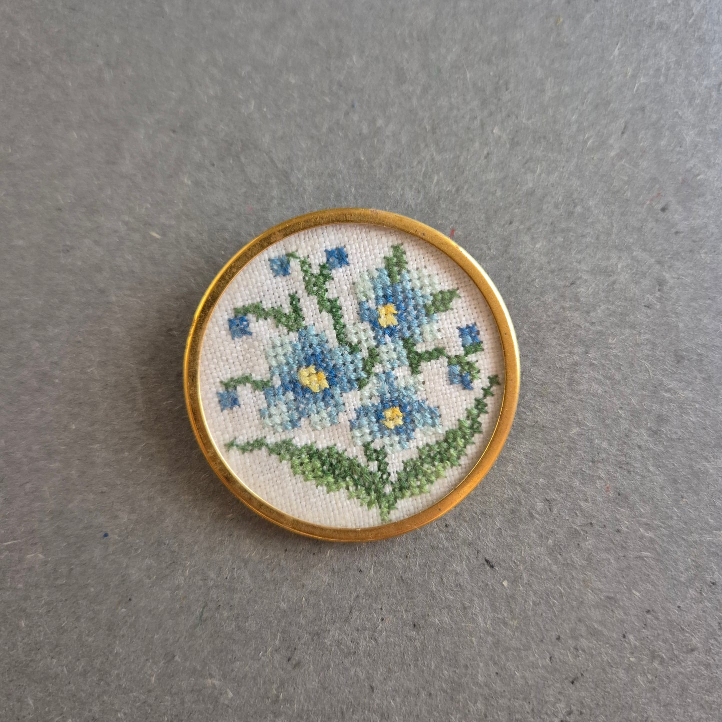 Runde Stickerei-Brosche – Blumenmotiv in Blau