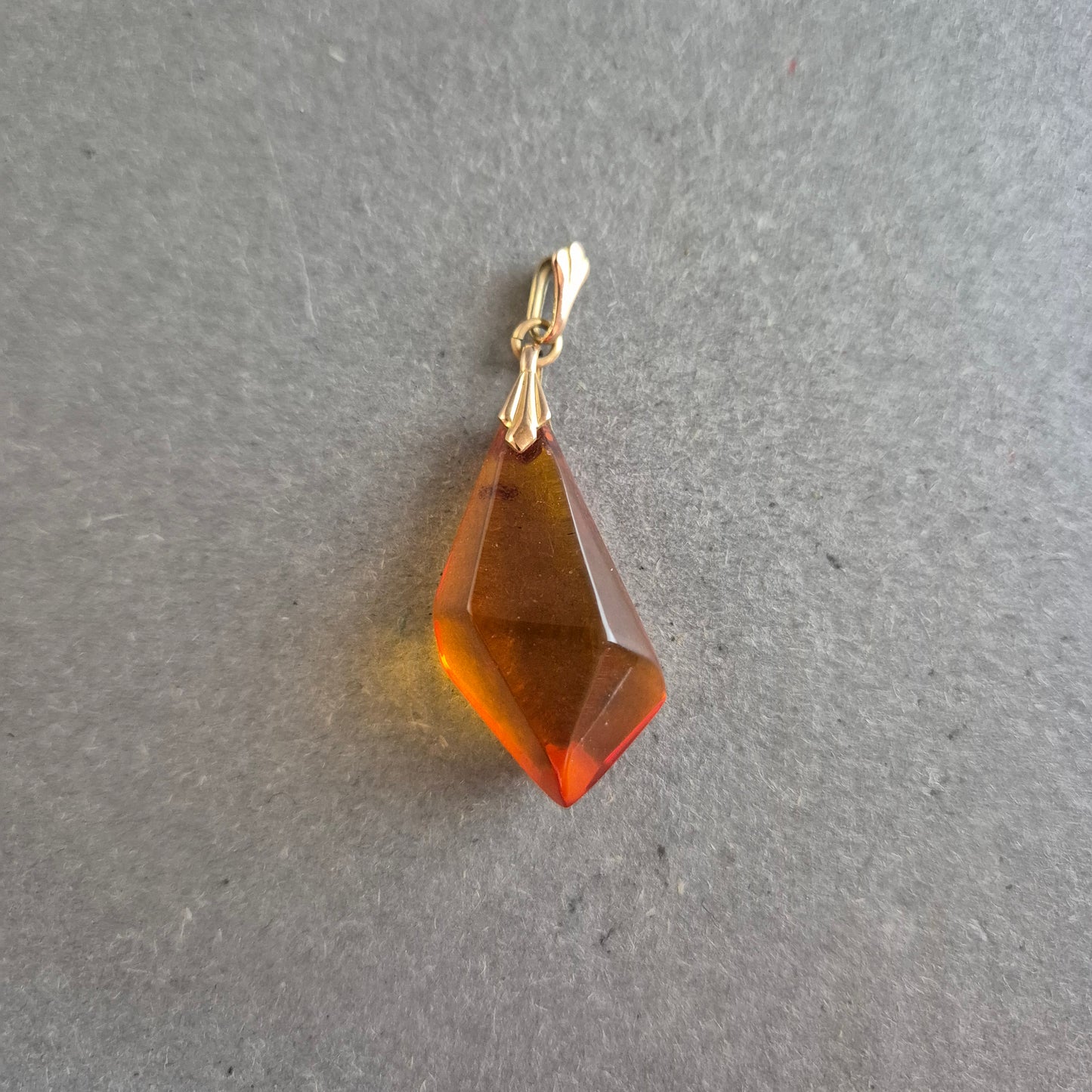 Facettierter Anhänger – Bernsteinoptik in Orange