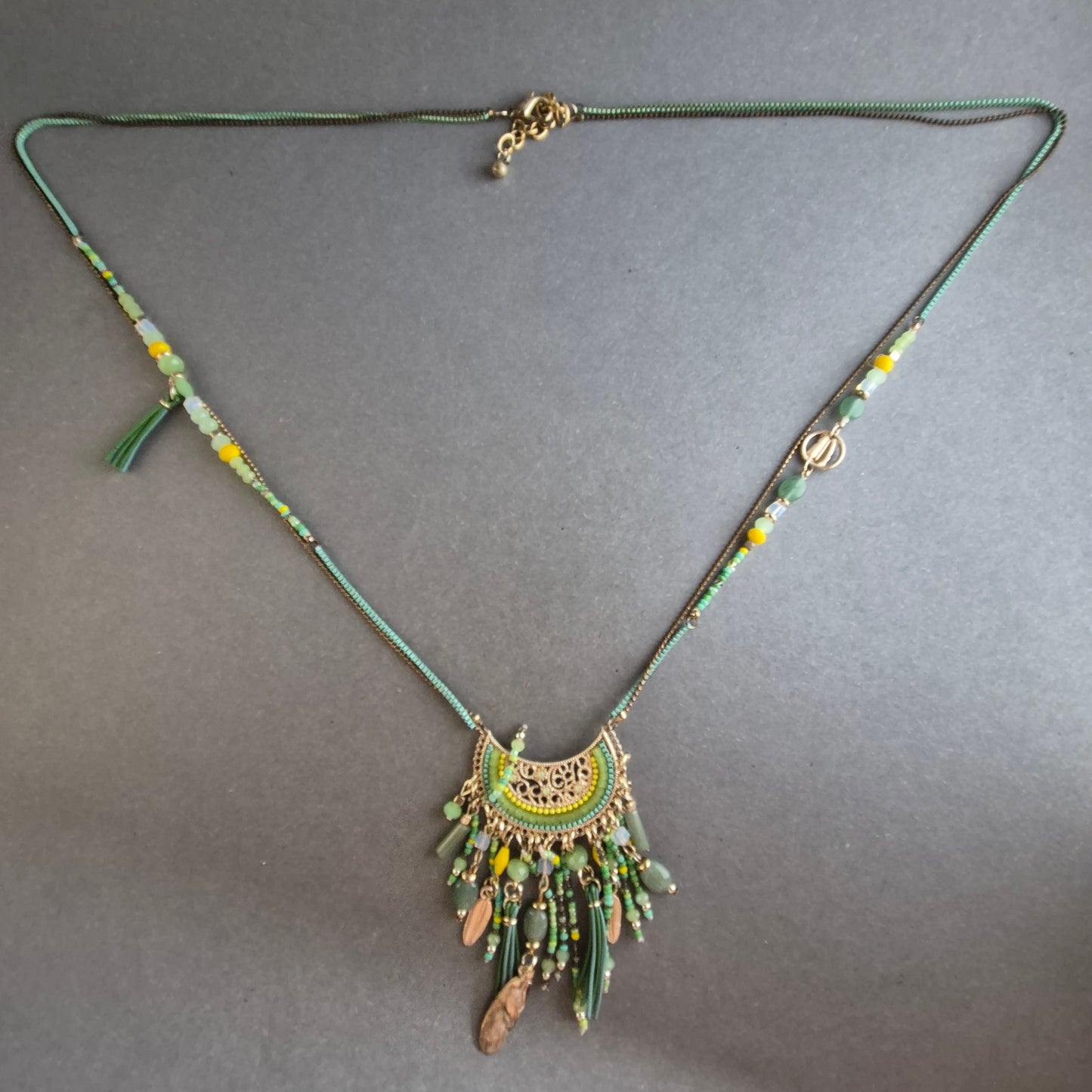 Boho-Kette mit Halbmond & grünen Perlen