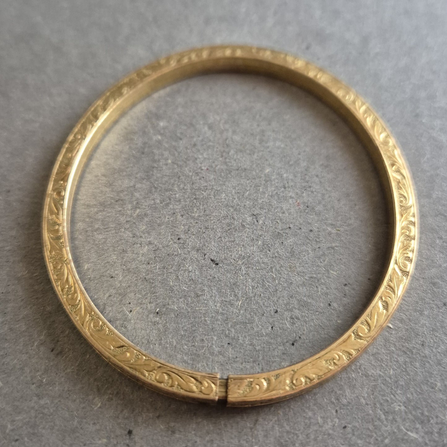 Goldfarbener Armreif mit Gravur – Klassisch & Elegant