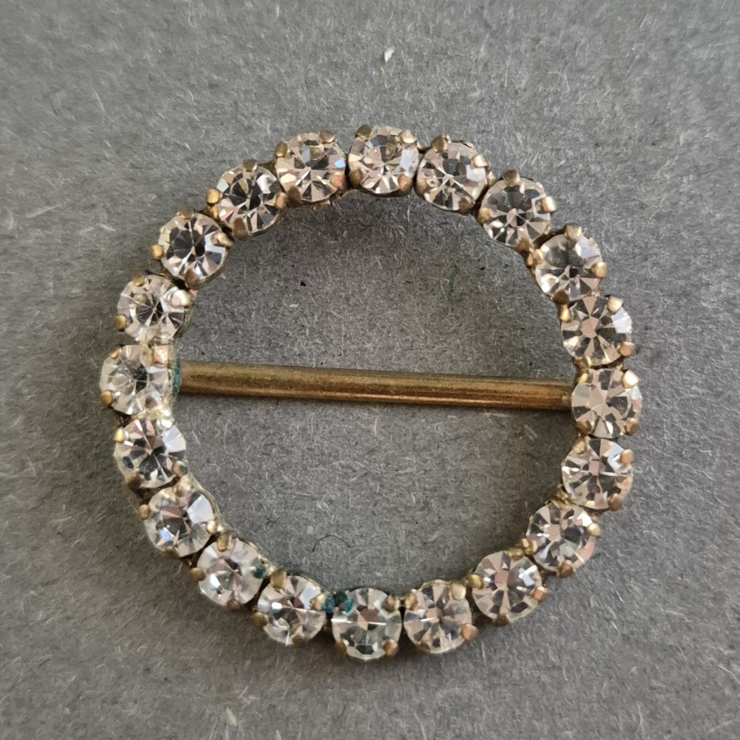 Runde Vintage Brosche mit klaren Strasssteinen