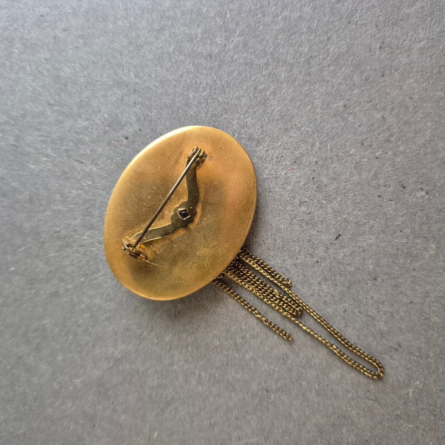 Antike Brosche mit Glasstein und Kettendetails