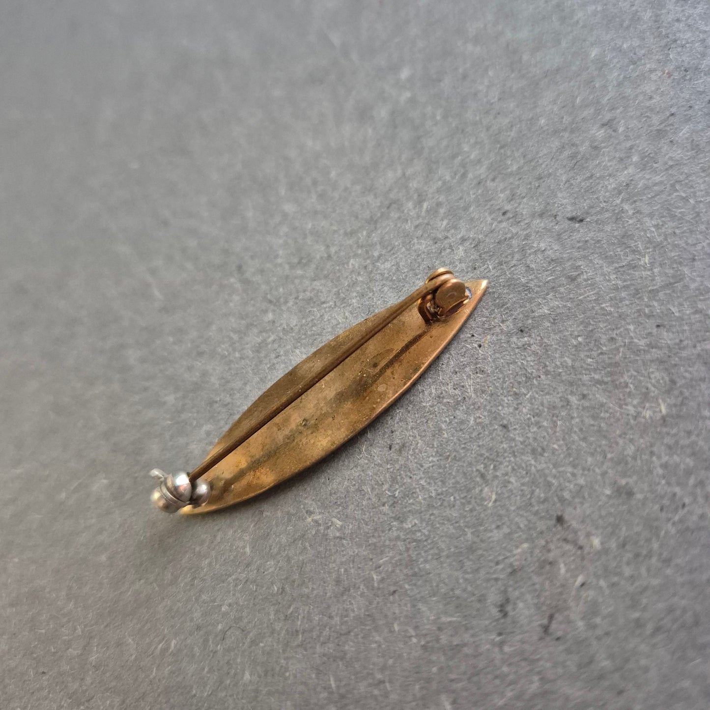 Antike Brosche in Blattform mit Rosenquarz-Optik