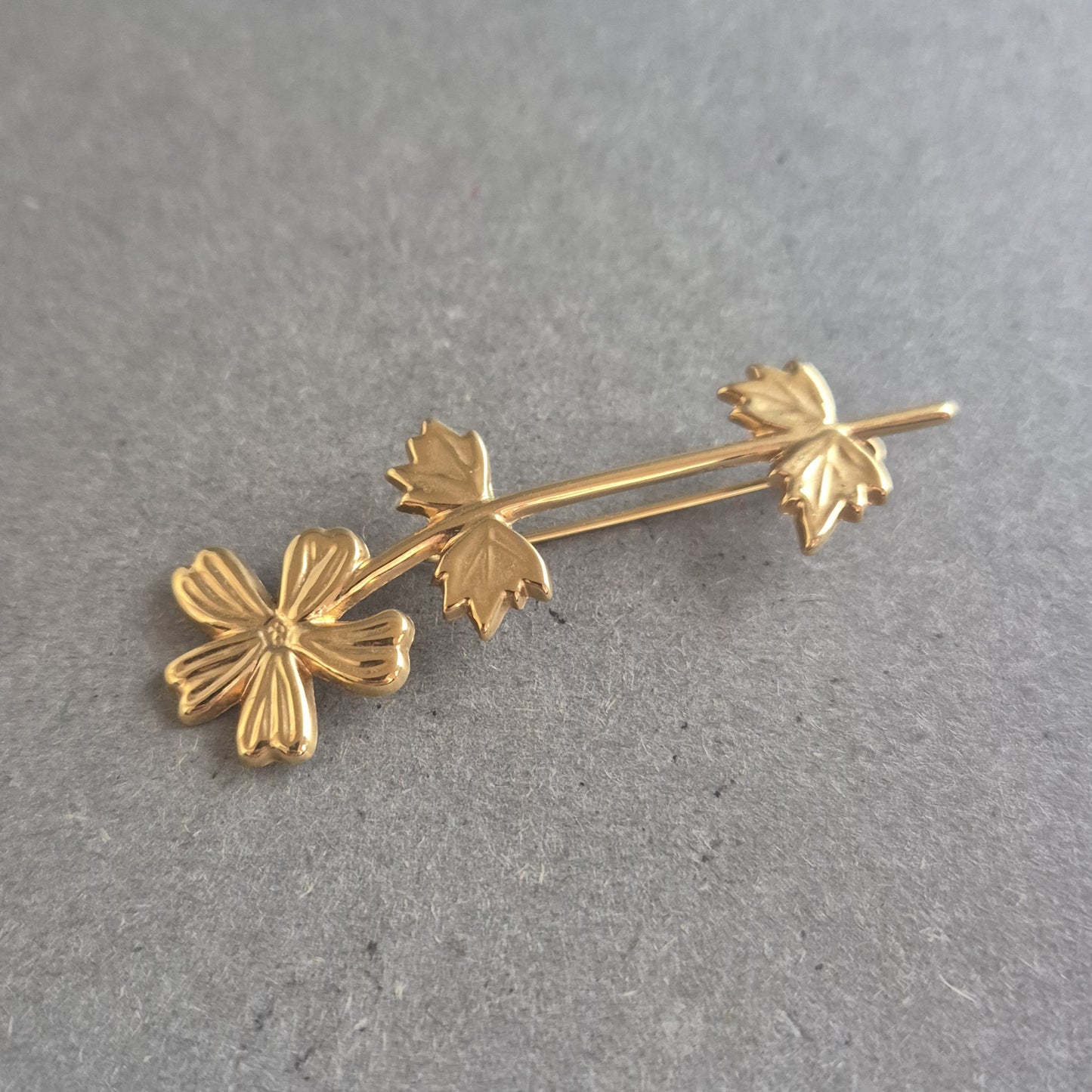 Goldene Vintage-Brosche mit floraler Blattverzierung