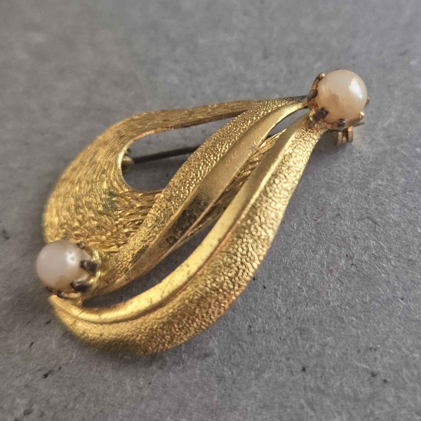 Vergoldete Vintage-Brosche mit Perlenakzenten