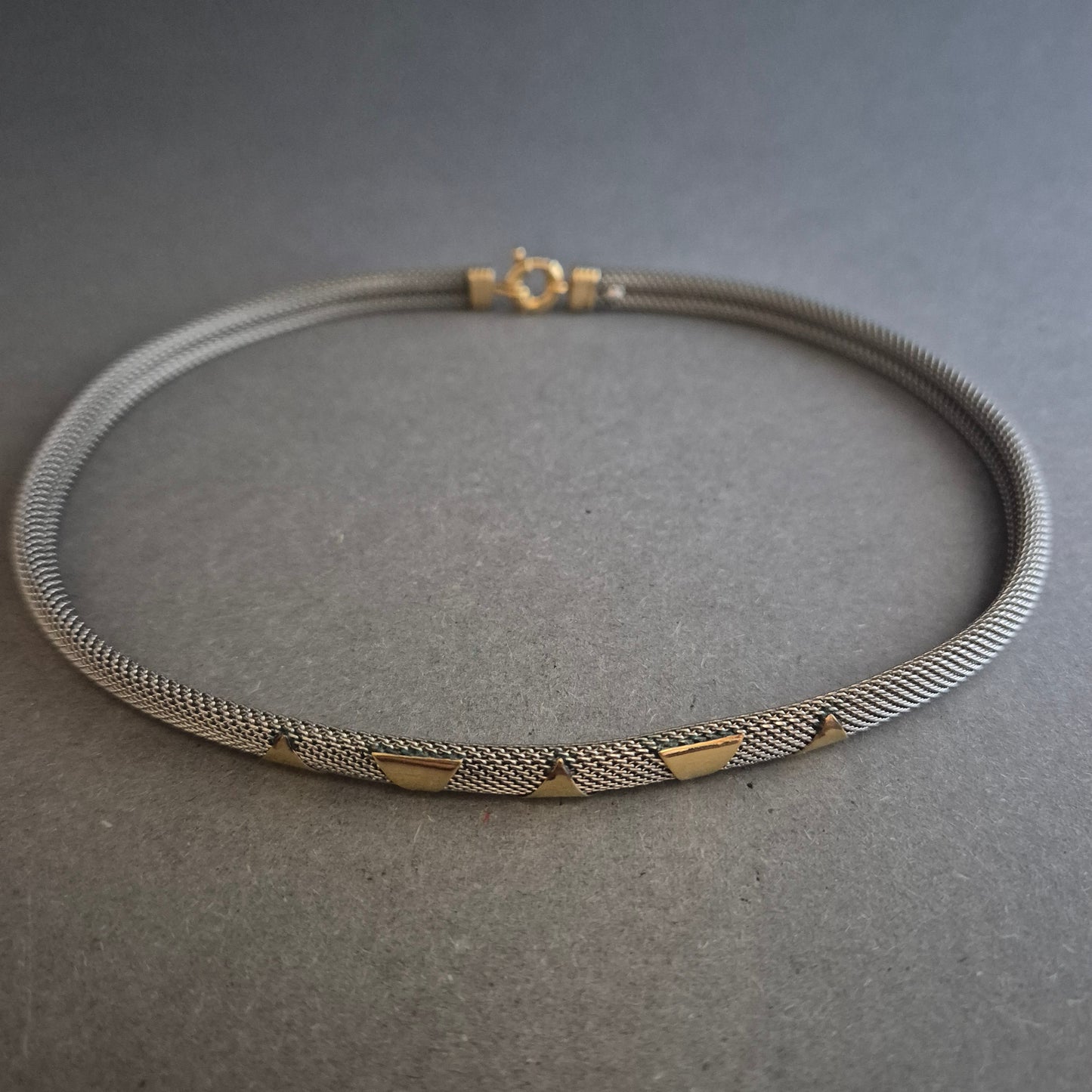 Elegantes Vintage-Armband aus Edelstahl mit goldfarbenen Akzenten