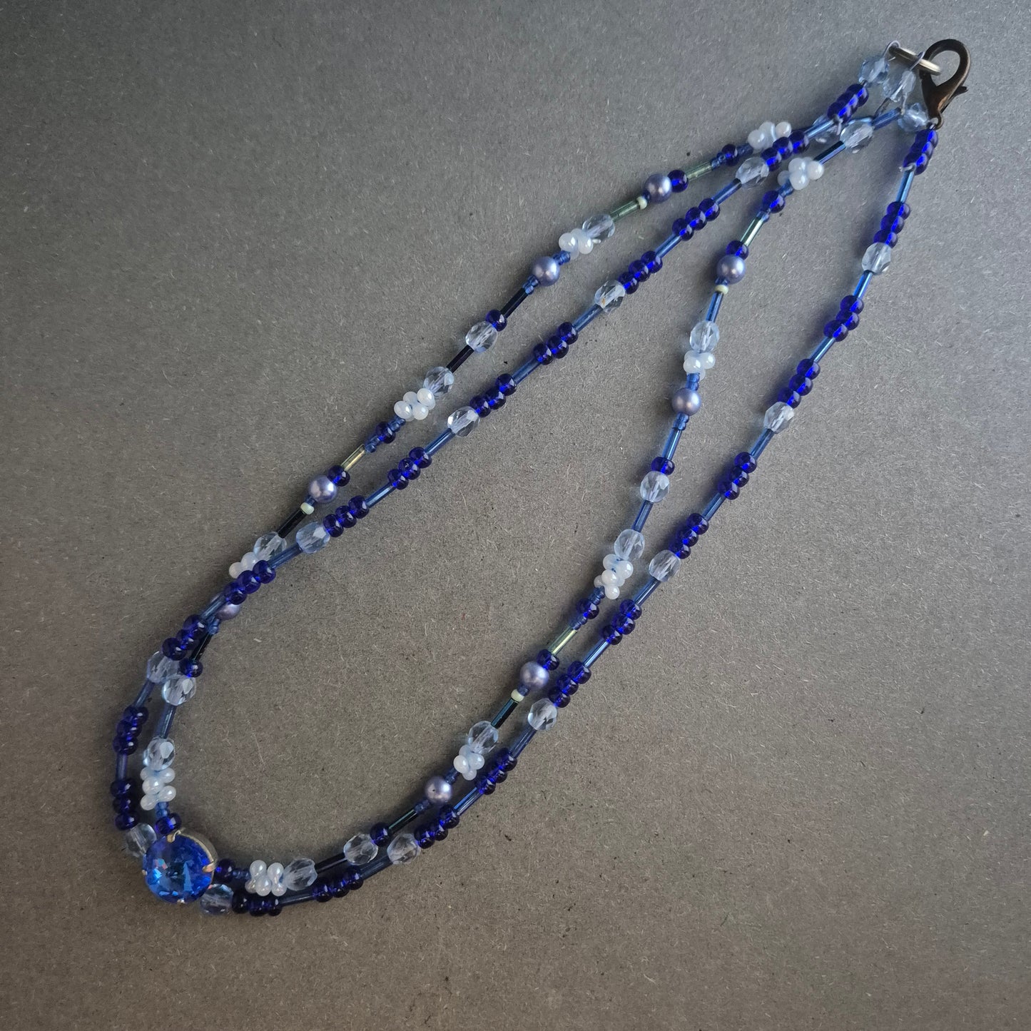 Zweireihige Glasperlenkette in Blau – Handgefertigter Boho-Stil