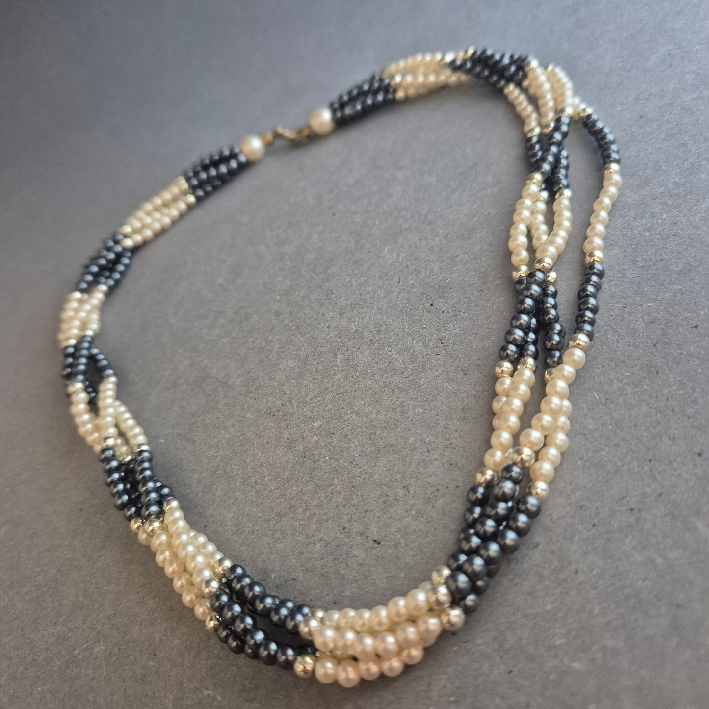 Vintage Perlenkette in Schwarz-Crème – Gedrehte Mehrstrangoptik