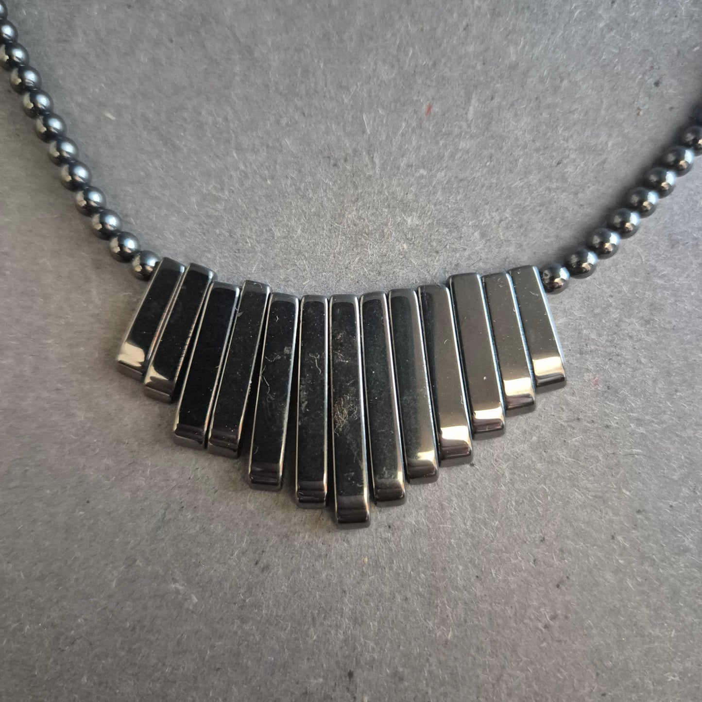 Statement-Kette mit Hämatit-Look – Geometrisches Design in Schwarz