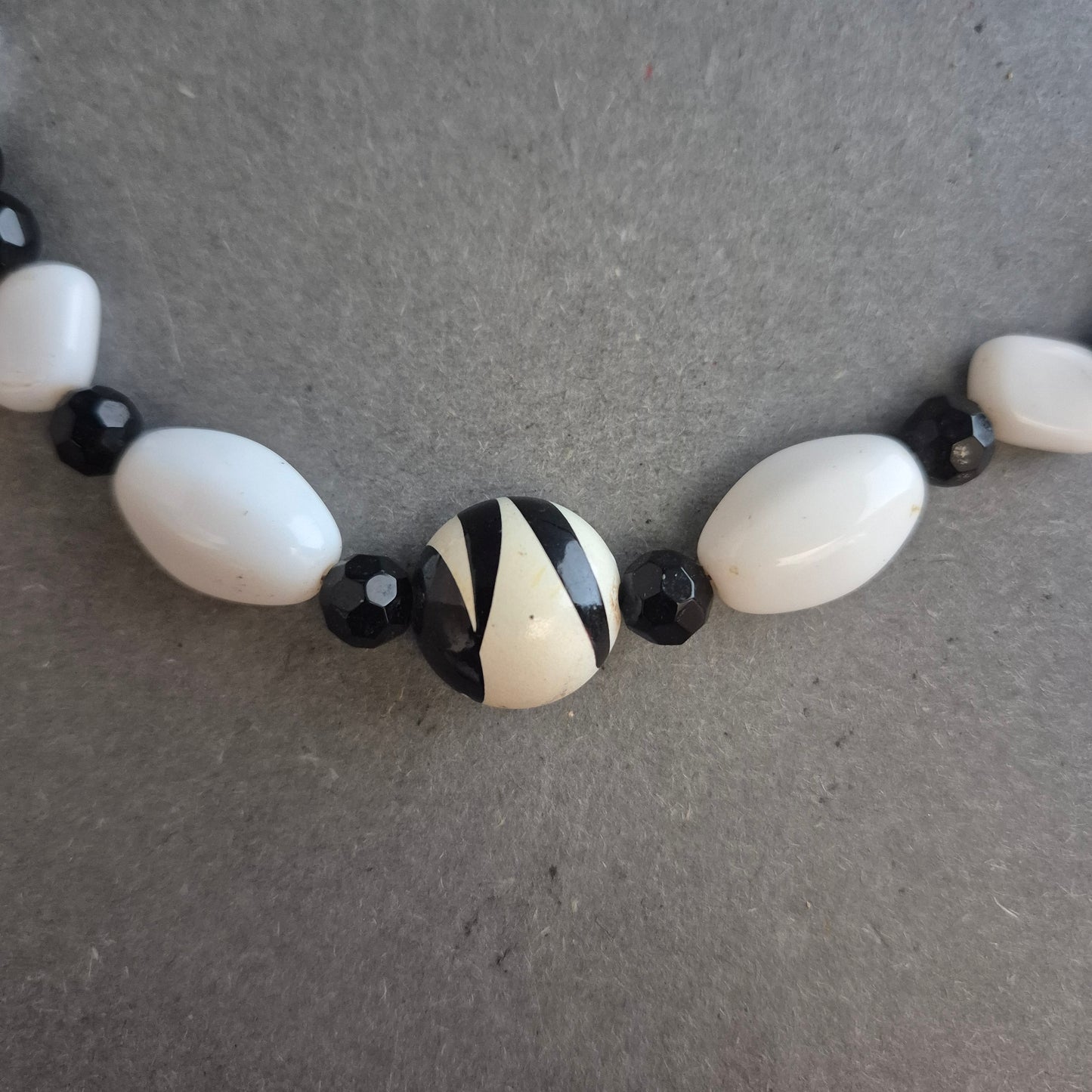 Vintage Glasperlenkette in Schwarz-Weiß – Klassisches Kontrastdesign