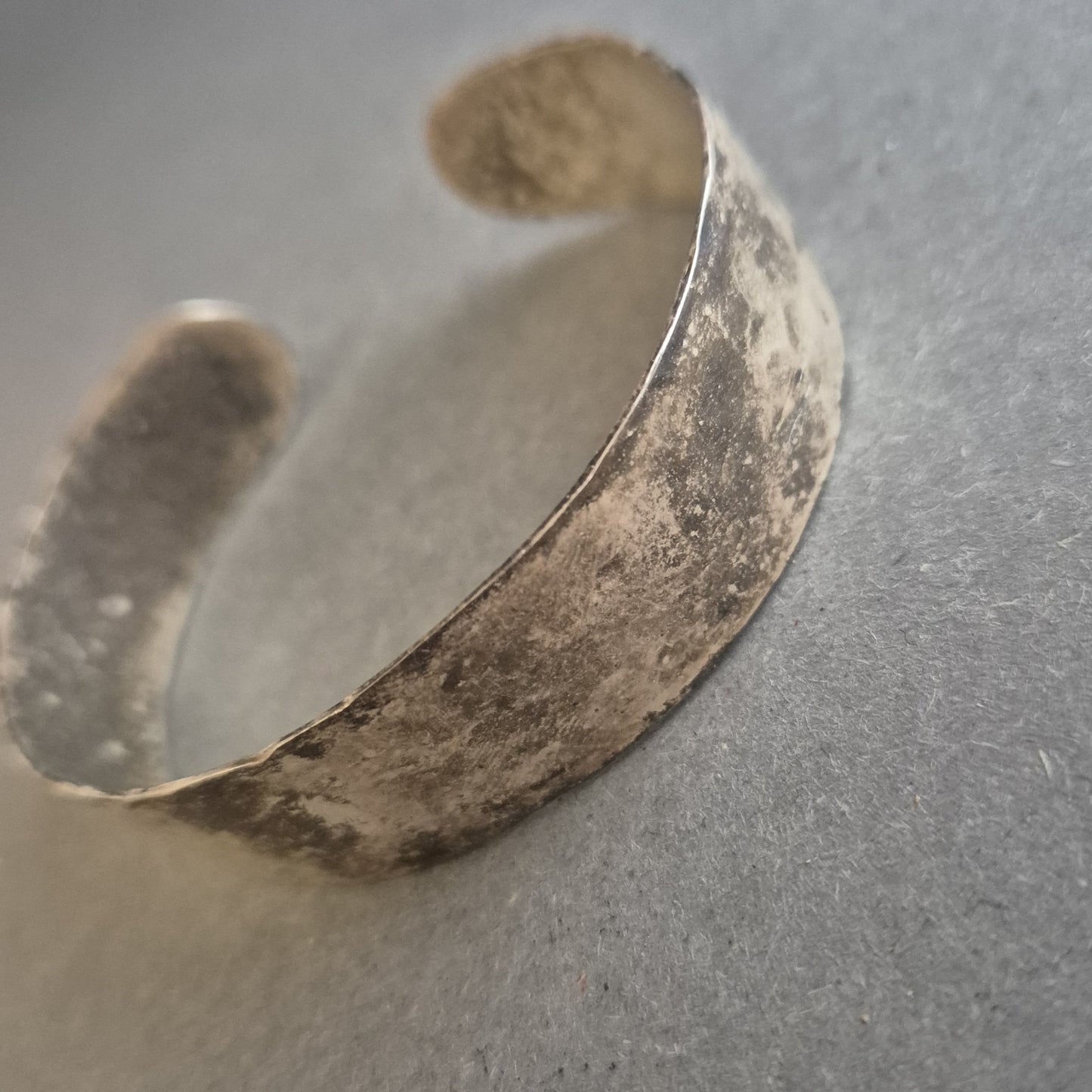 Vintage Armspange im Used-Look – Breiter Reif aus Metall