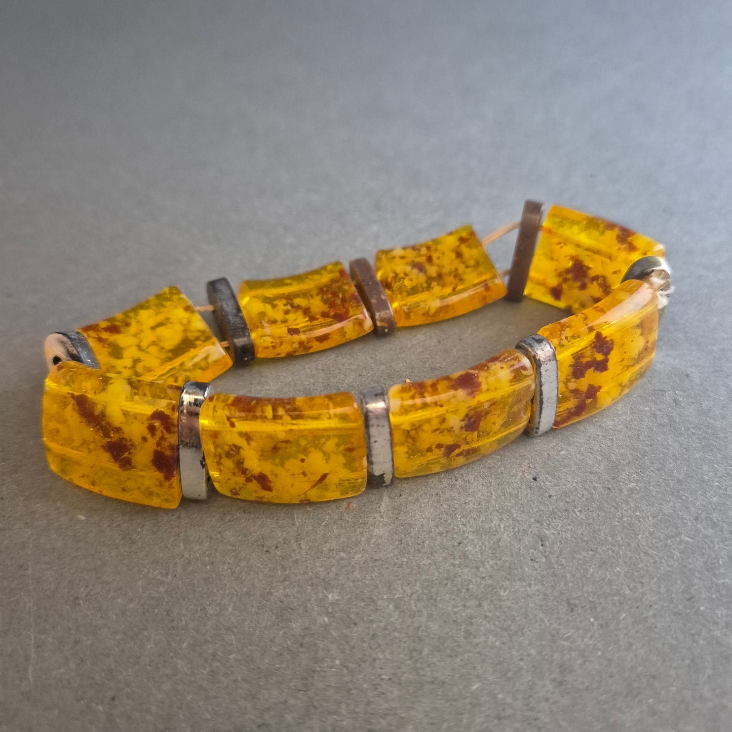 Vintage Armband in Bernsteinoptik – Segmentdesign mit Metallakzenten