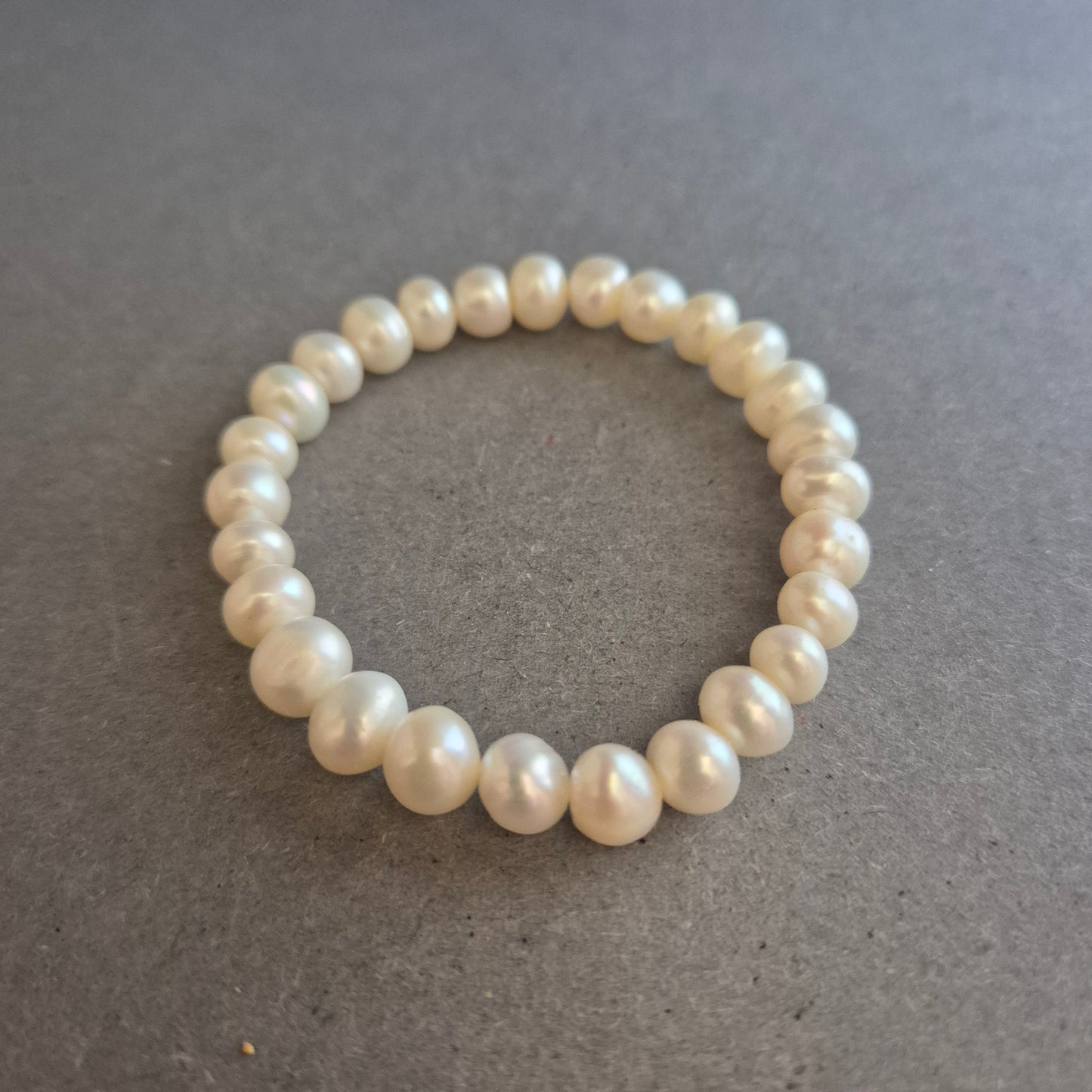 Elastisches Armband mit kleinen Perlen – Klassischer Look in Elfenbein