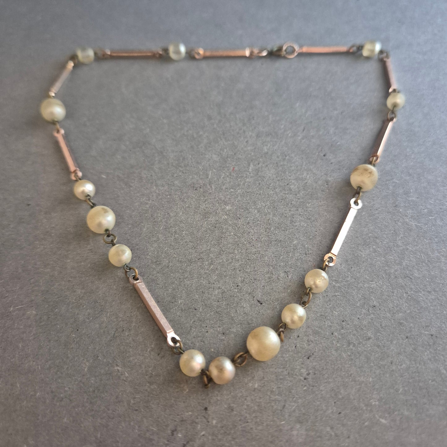 Zarte Vintage-Halskette mit Cremeperlen und Stabgliedern