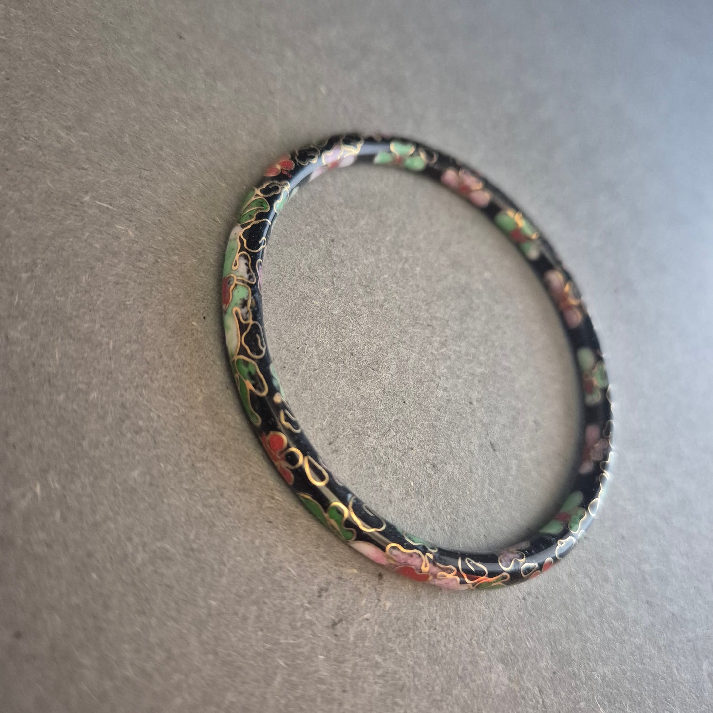 Vintage Cloisonné Armreif mit Blumenmuster – Schwarz & Bunt emailliert