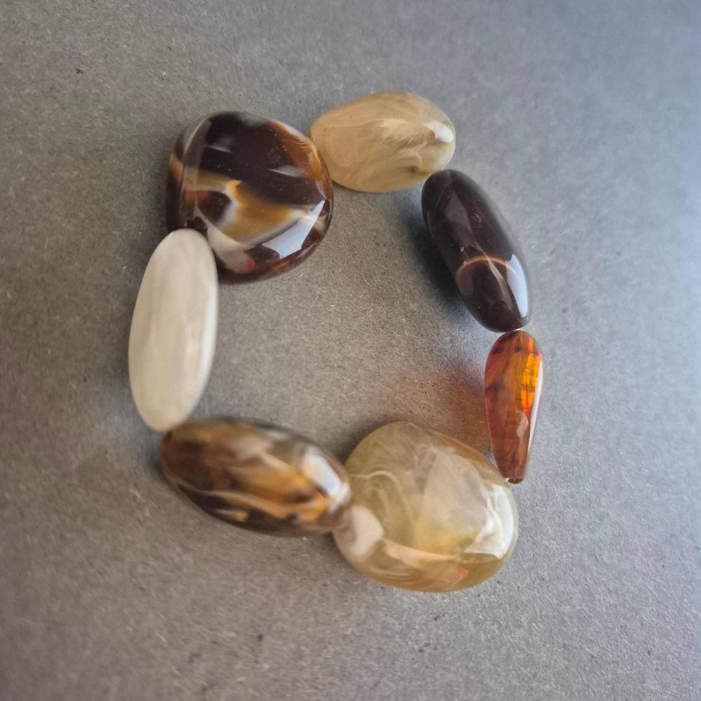Elastisches Armband mit marmorierten Harzsteinen – Naturinspirierter Look