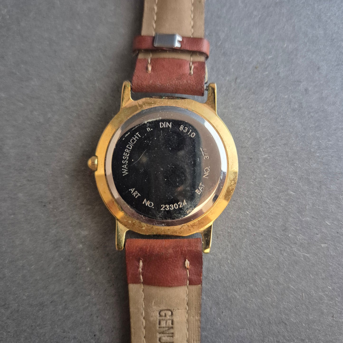 Klassische CMI Quarzuhr – Goldgehäuse & Lederarmband im Vintage-Stil