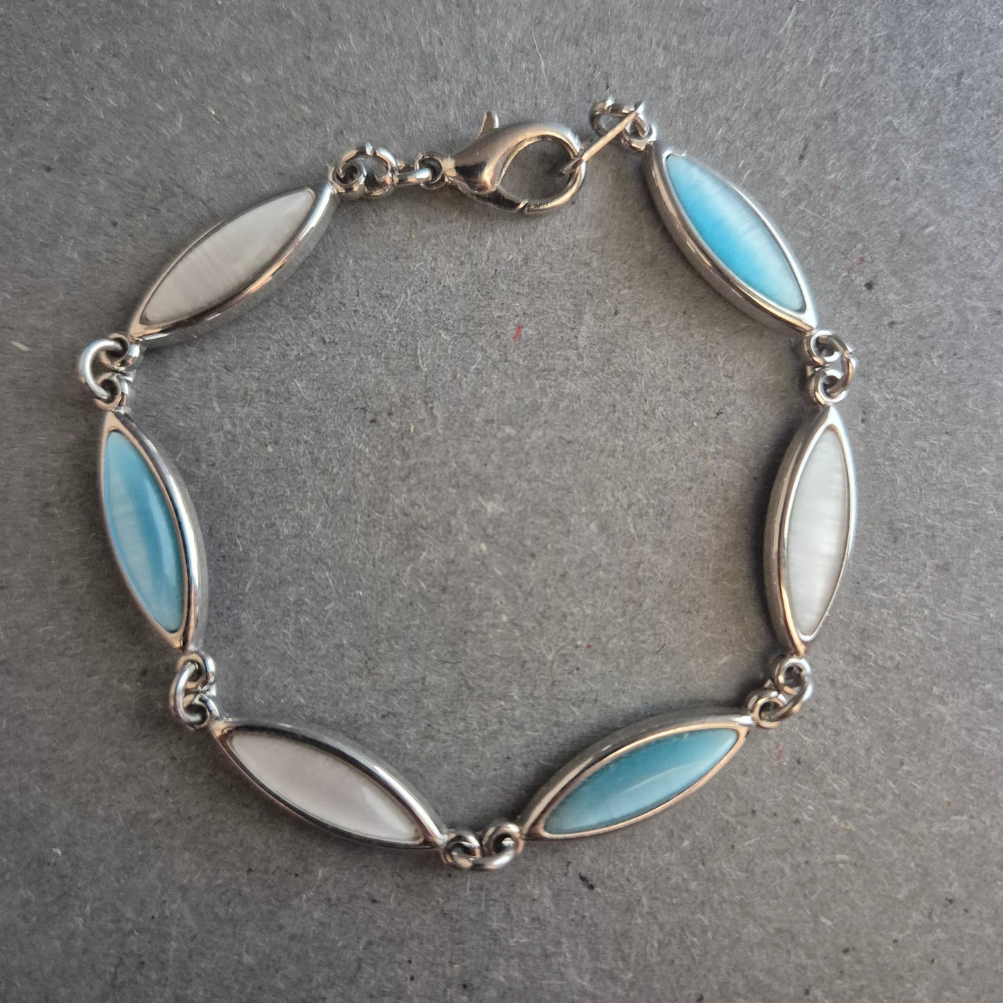 Edles Damenarmband mit Perlmutt & Blau – Maritimer Chic in Silberoptik