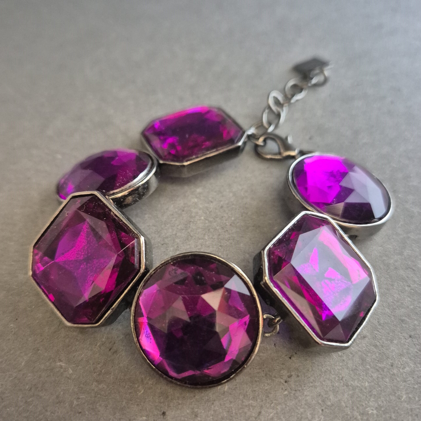 Auffälliges Armband mit lila Glassteinen – Glamour für jedes Outfit