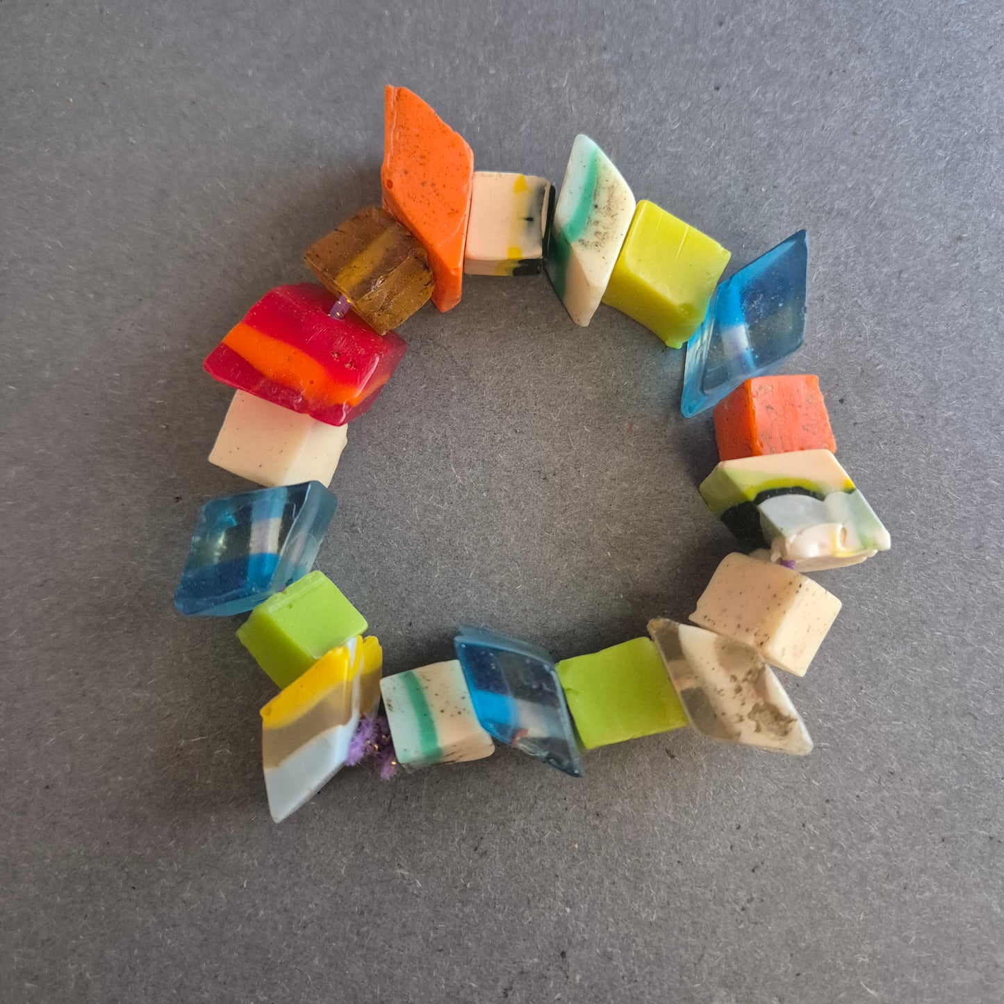 Buntes Vintage-Stretcharmband – Künstlerischer Look mit Retro-Flair