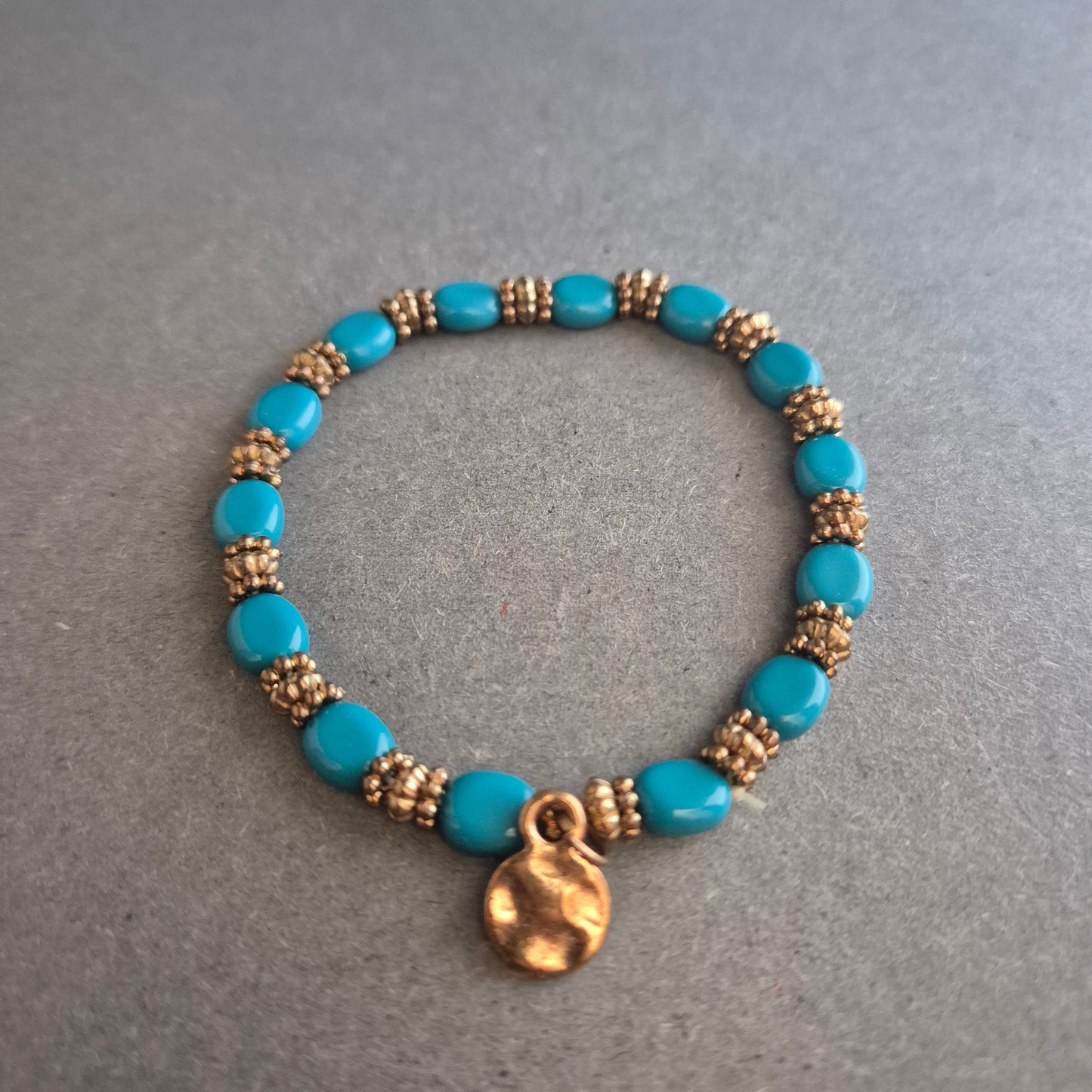 Boho-Stretcharmband in Türkis mit Goldakzenten – Sommerliches Highlight