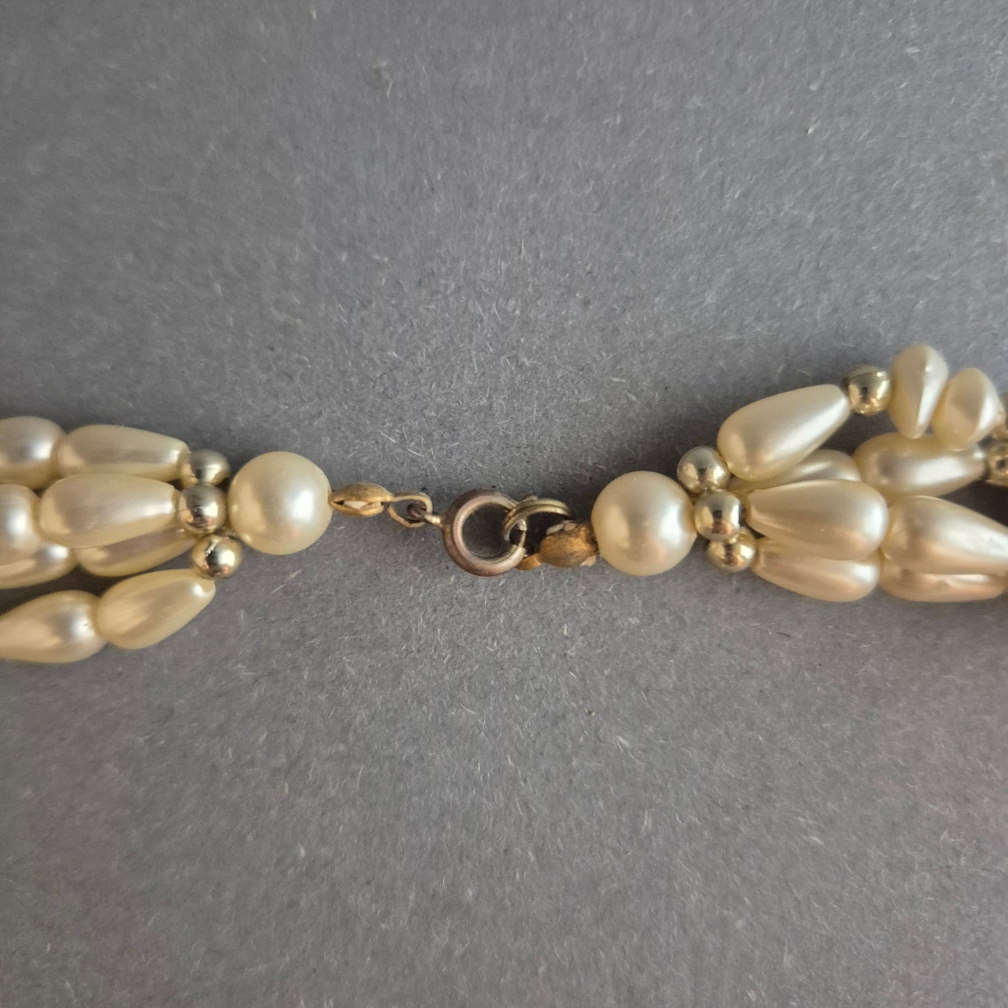 Mehrreihige Vintage-Perlenkette – Eleganz in Creme mit Goldakzenten