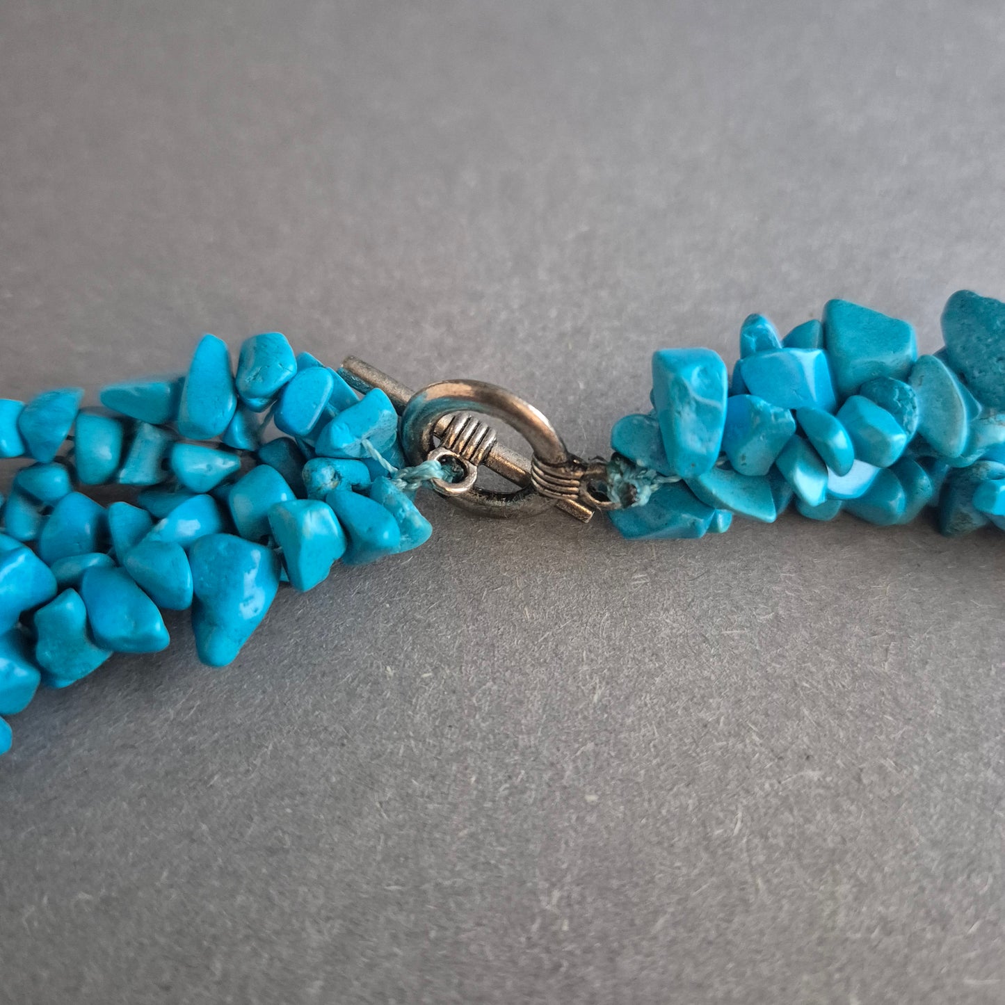 Türkiskette aus Splittern – Mehrreihiger Ethno-Schmuck in kräftigem Blau