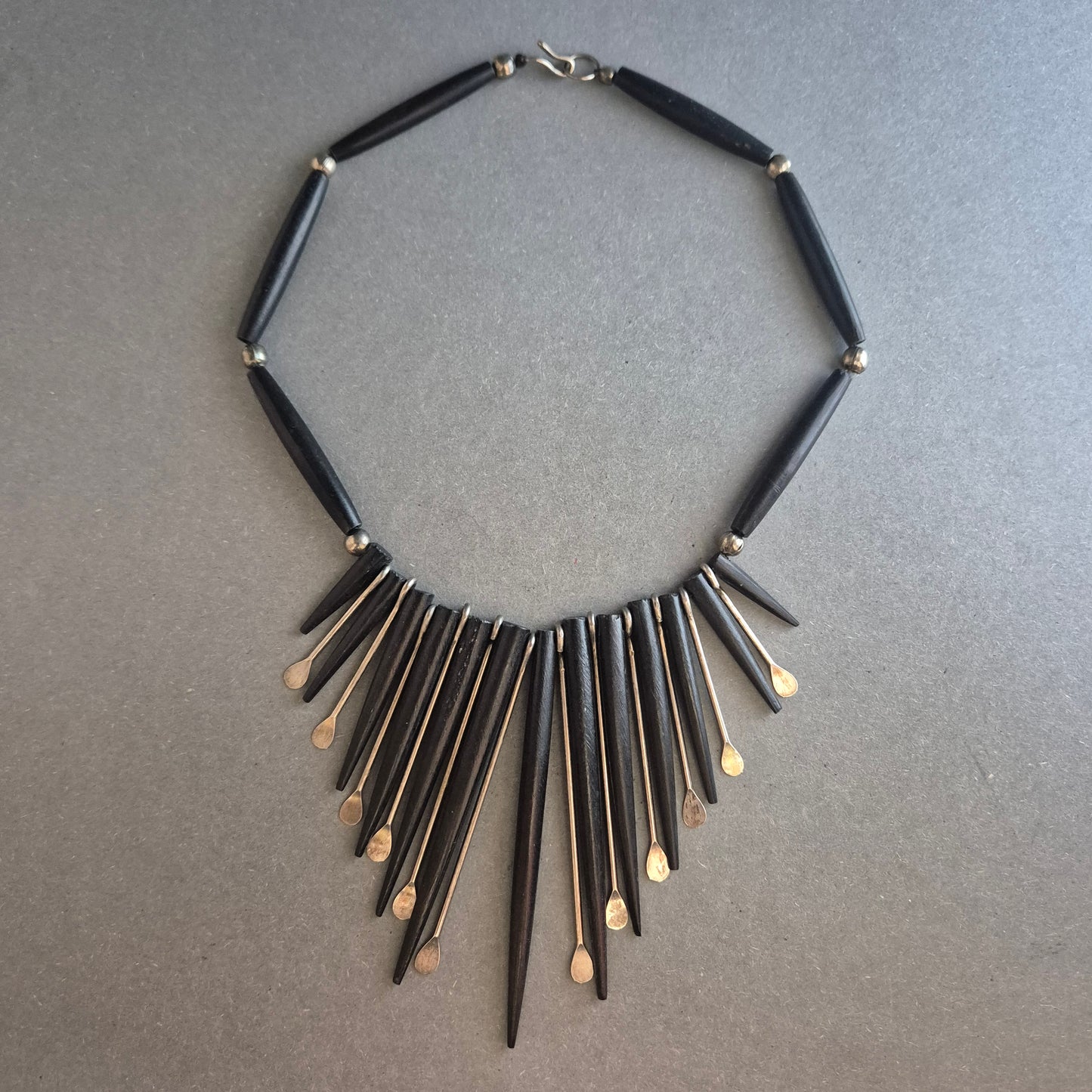 Statement-Halskette mit langen Stäben – Schwarz-Silber im Tribal-Stil