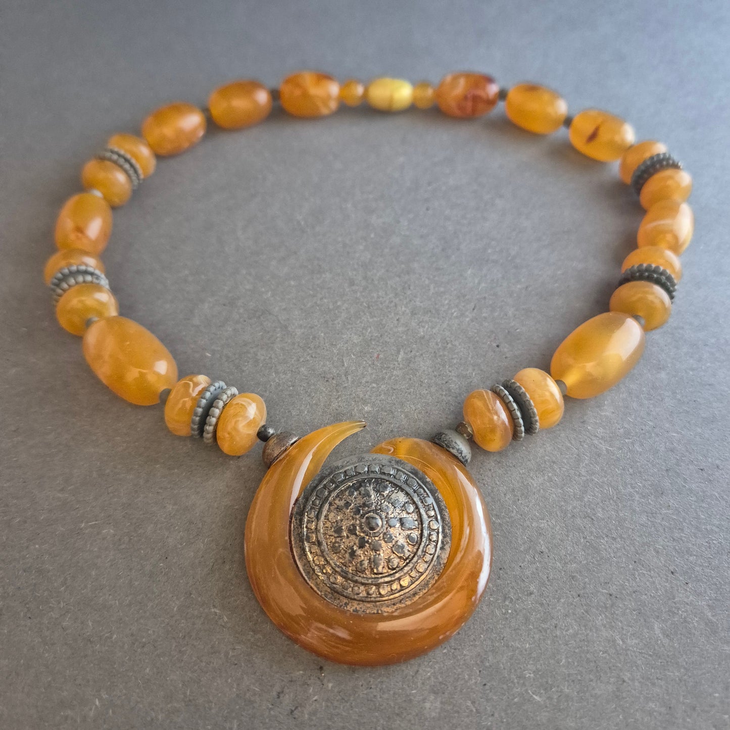 Bernsteinfarbene Ethno-Kette mit großem Anhänger – Boho-Schmuck mit Charakter