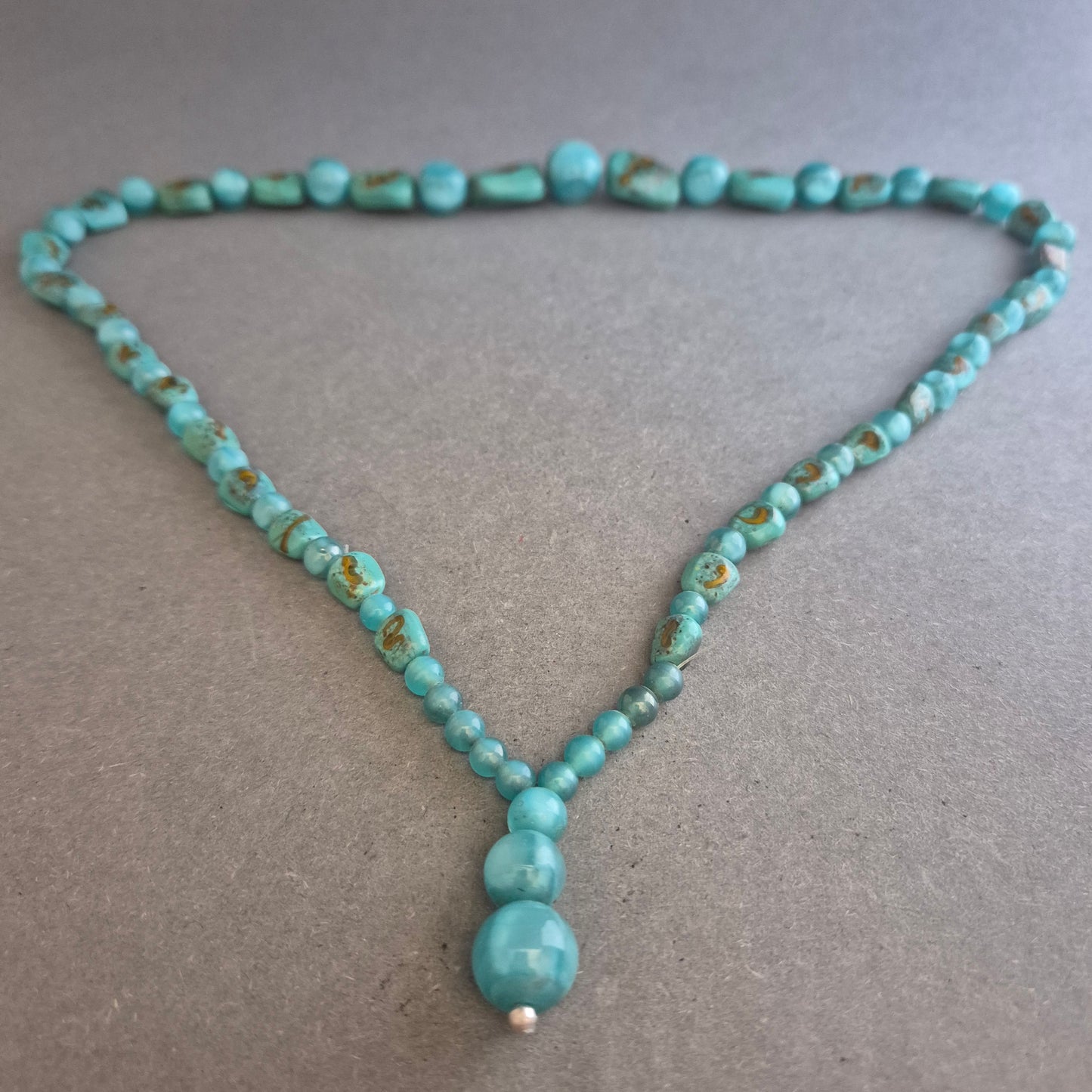 Türkiskette mit Anhänger – Natürlicher Boho-Stil in erfrischendem Blau