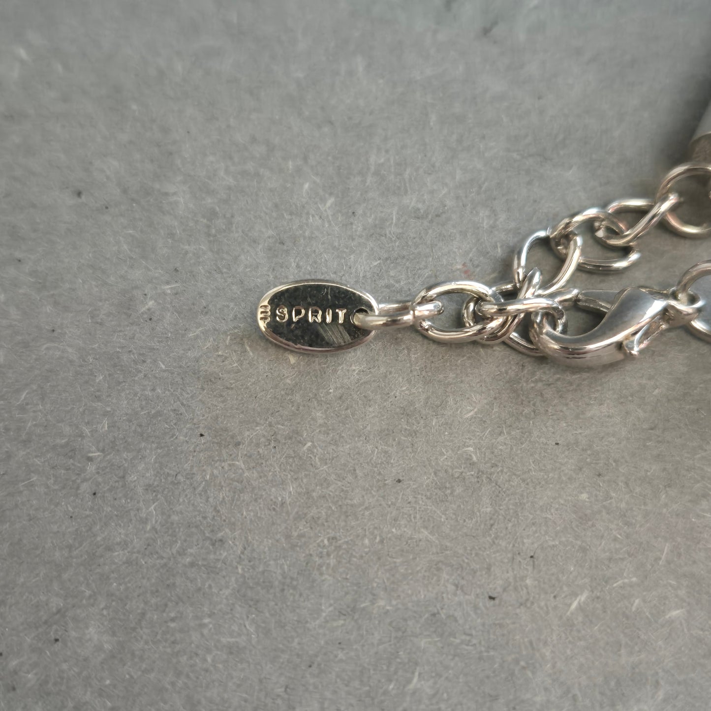 Modernes Armband mit blauen Perlen & Textilband – Frischer, urbaner Look