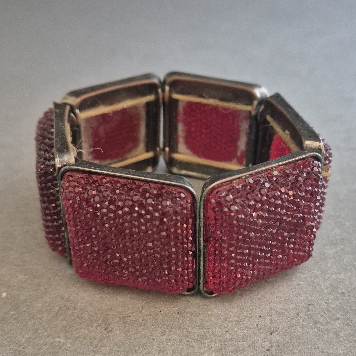 Glitzerndes Stretcharmband in Dunkelrot – Glamouröser Blickfang