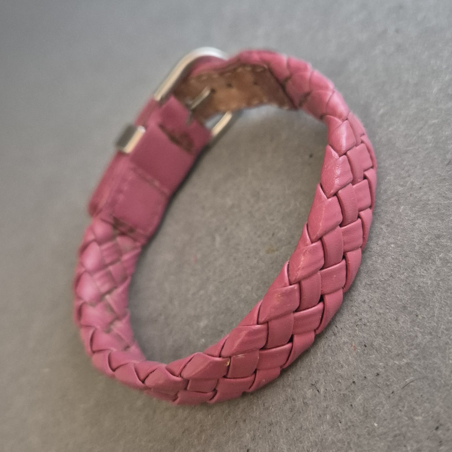 Geflochtenes Lederarmband in Pink – Lässiger Farbklecks für jedes Outfit
