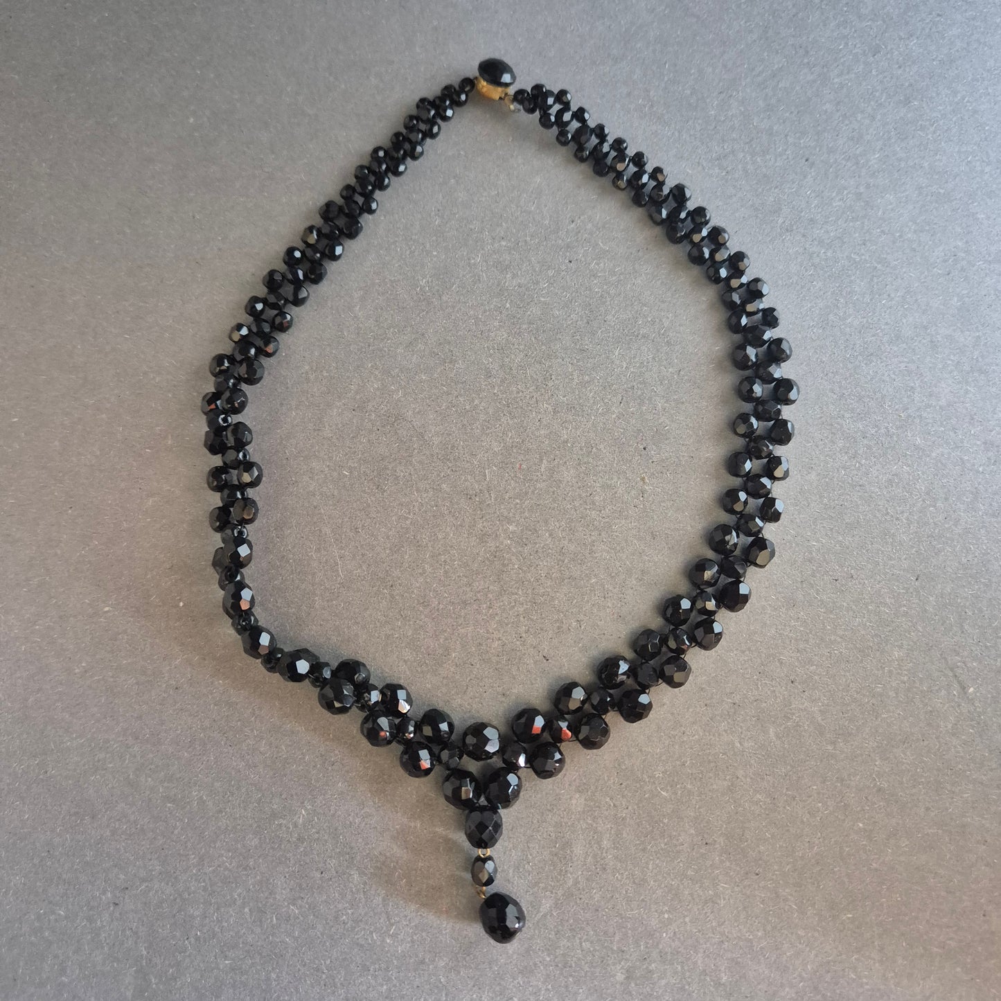 Facettierte Glasperlenkette in Schwarz – Klassischer Chic mit Tropfenanhänger