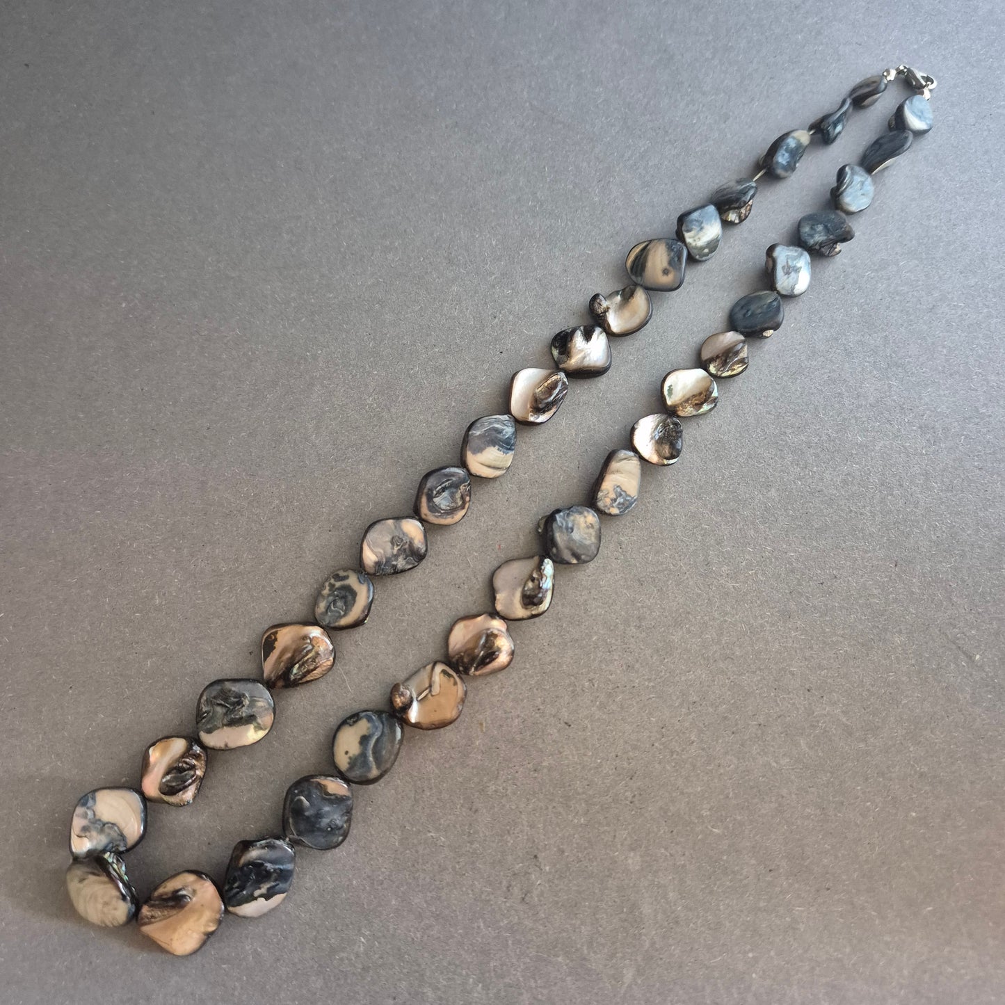 Naturschimmernde Perlmuttkette – Organisch geformt in Schwarz-Beige