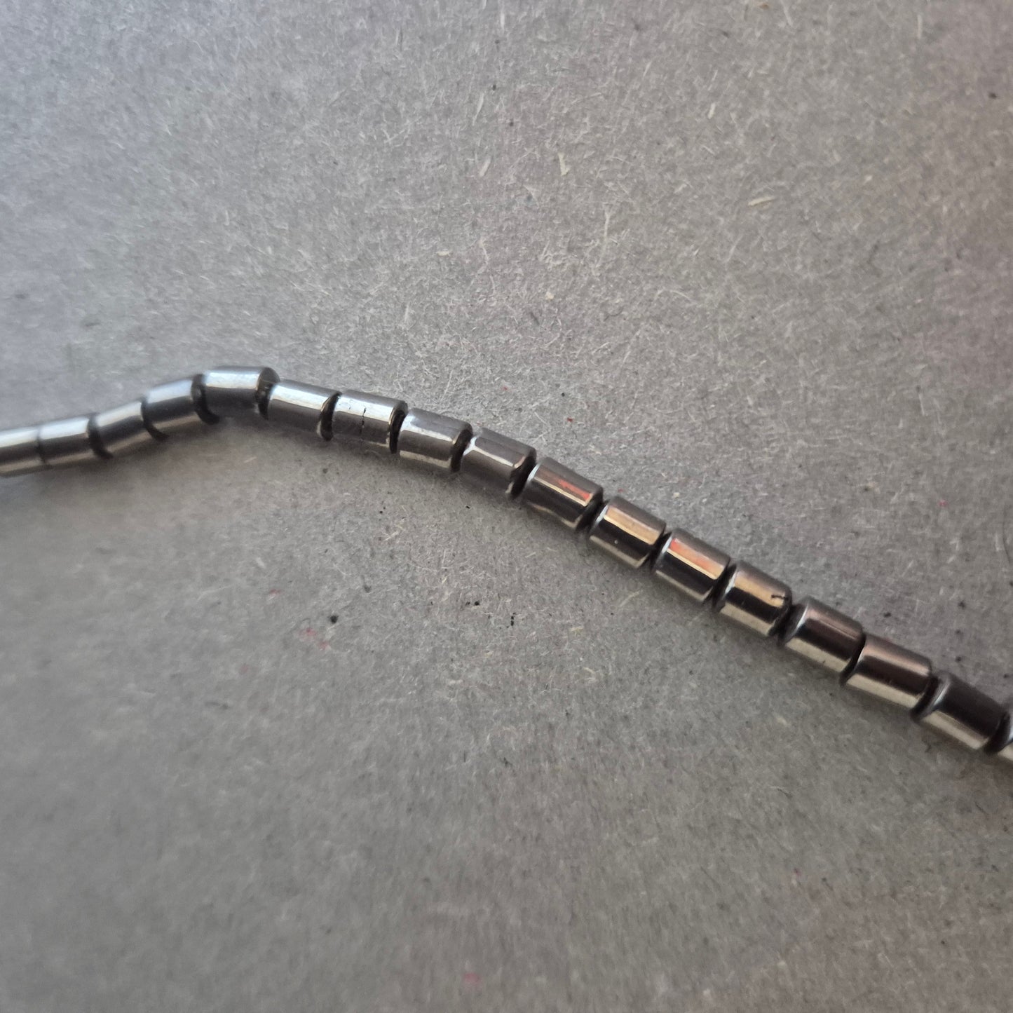 Hämatitkette mit geometrischem Anhänger – Maskulin & magnetisch