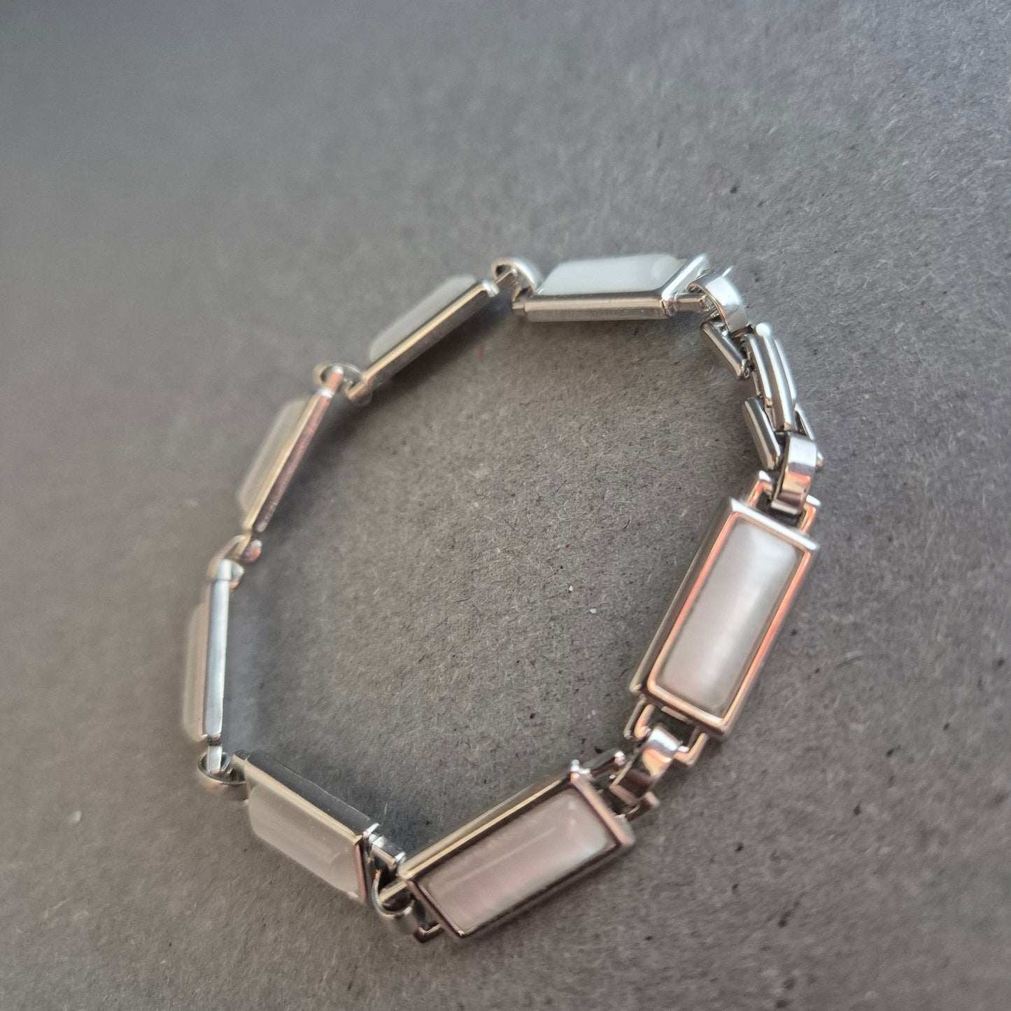 Elegantes Gliederarmband in Silber mit Perlmutt-Optik – Klassisch & Zeitlos