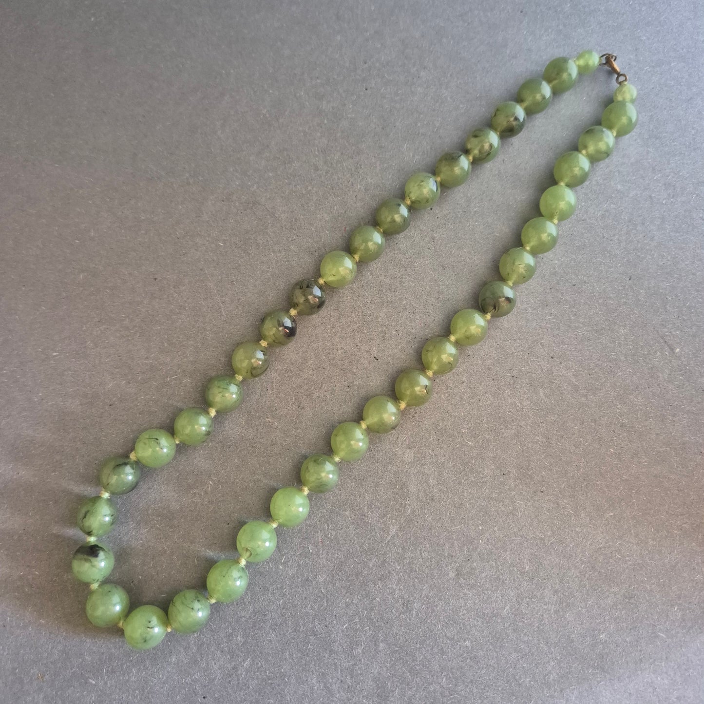 Klassische grüne Halskette mit Rundperlen – Zeitlose Eleganz in Naturtönen