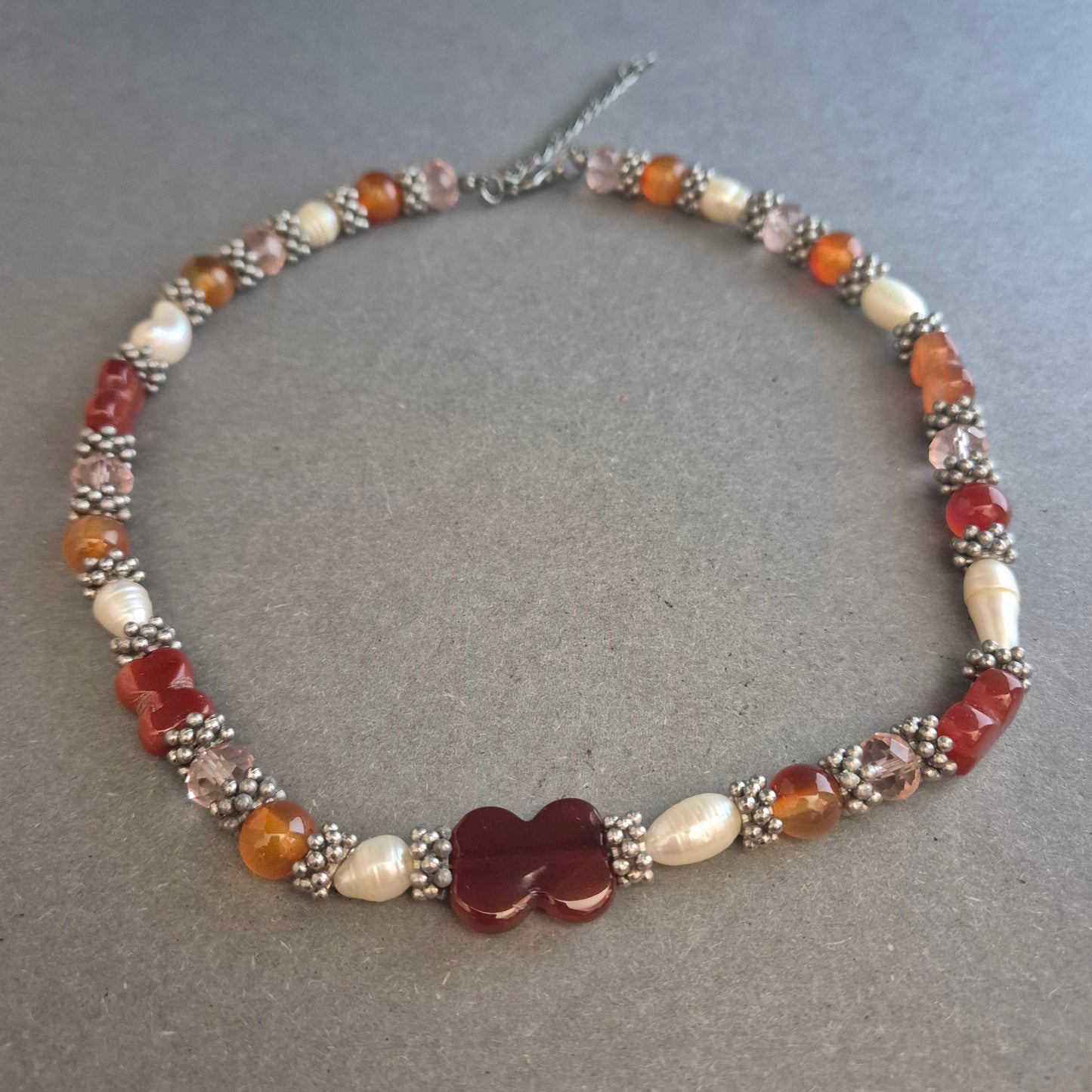 Rote Perlenkette mit Blume – Orientalischer Look