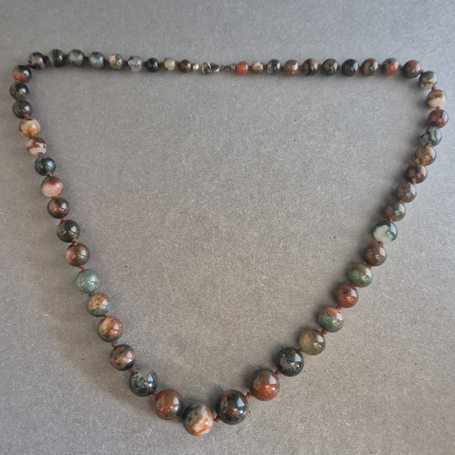 Kette aus Jaspis-Perlen – Natürliche Erdtöne