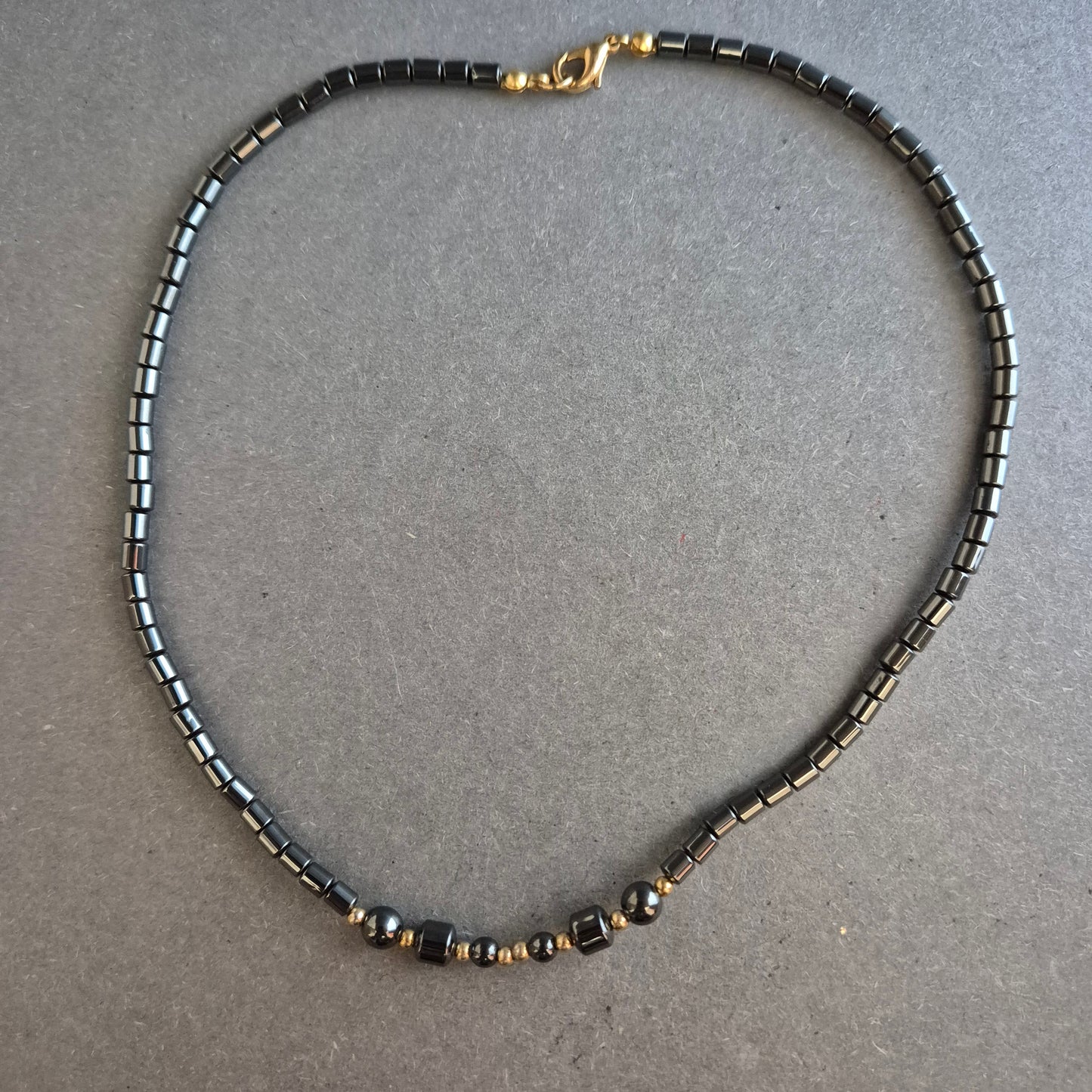 Halskette aus Hämatit und Goldperlen – Dezente Eleganz